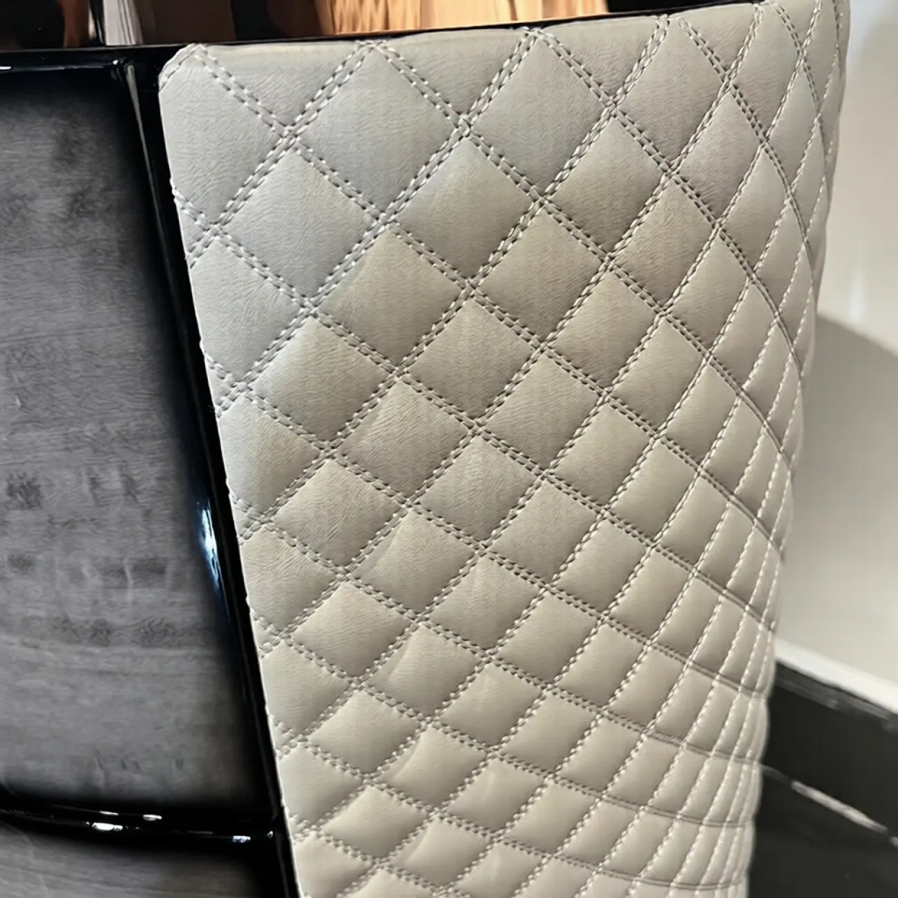 Классическая прикроватная тумба Carat из древесины бука KD40316-32