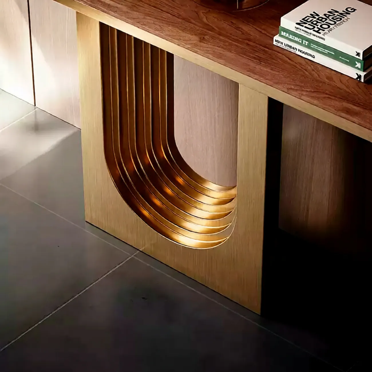 Элегантный пристенный столик Mobeier от LaLume с столешницей из ореха PS40324-32 Элегантный пристенный столик Mobeier от LaLume с столешницей из ореха PS40324-32