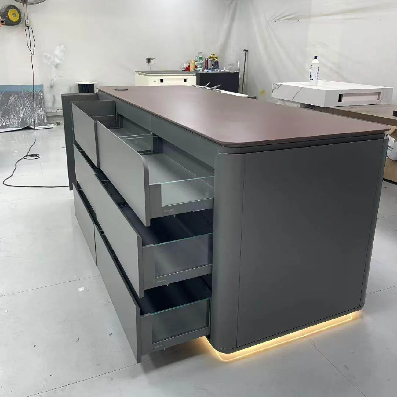 Обеденный стол-остров с подсветкой и варочной поверхностью Nova Island от LaLume NI40337-32 Обеденный стол-остров с подсветкой и варочной поверхностью Nova Island от LaLume NI40337-32