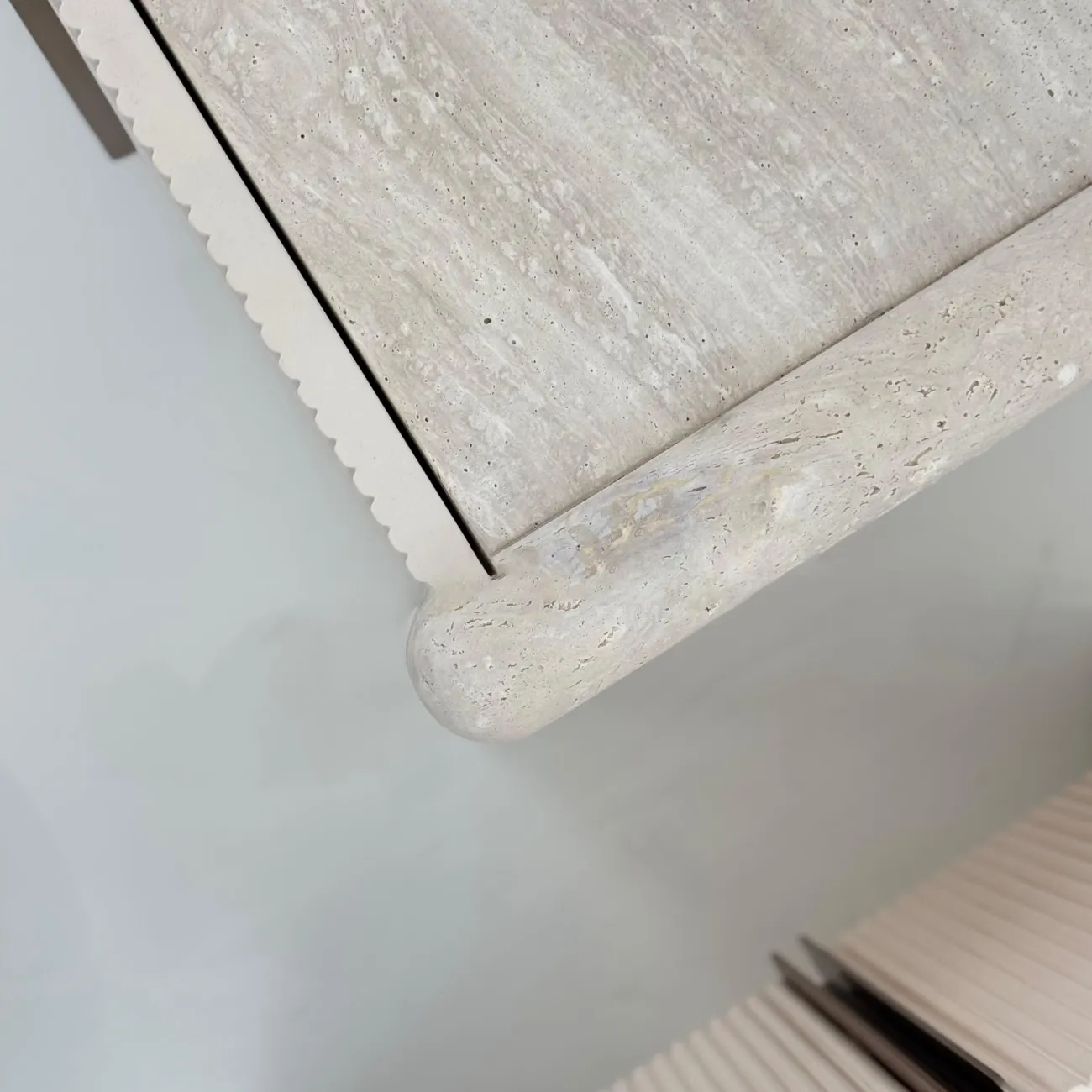 Классический комод KETUO CARRARA из травертина KC40341-32