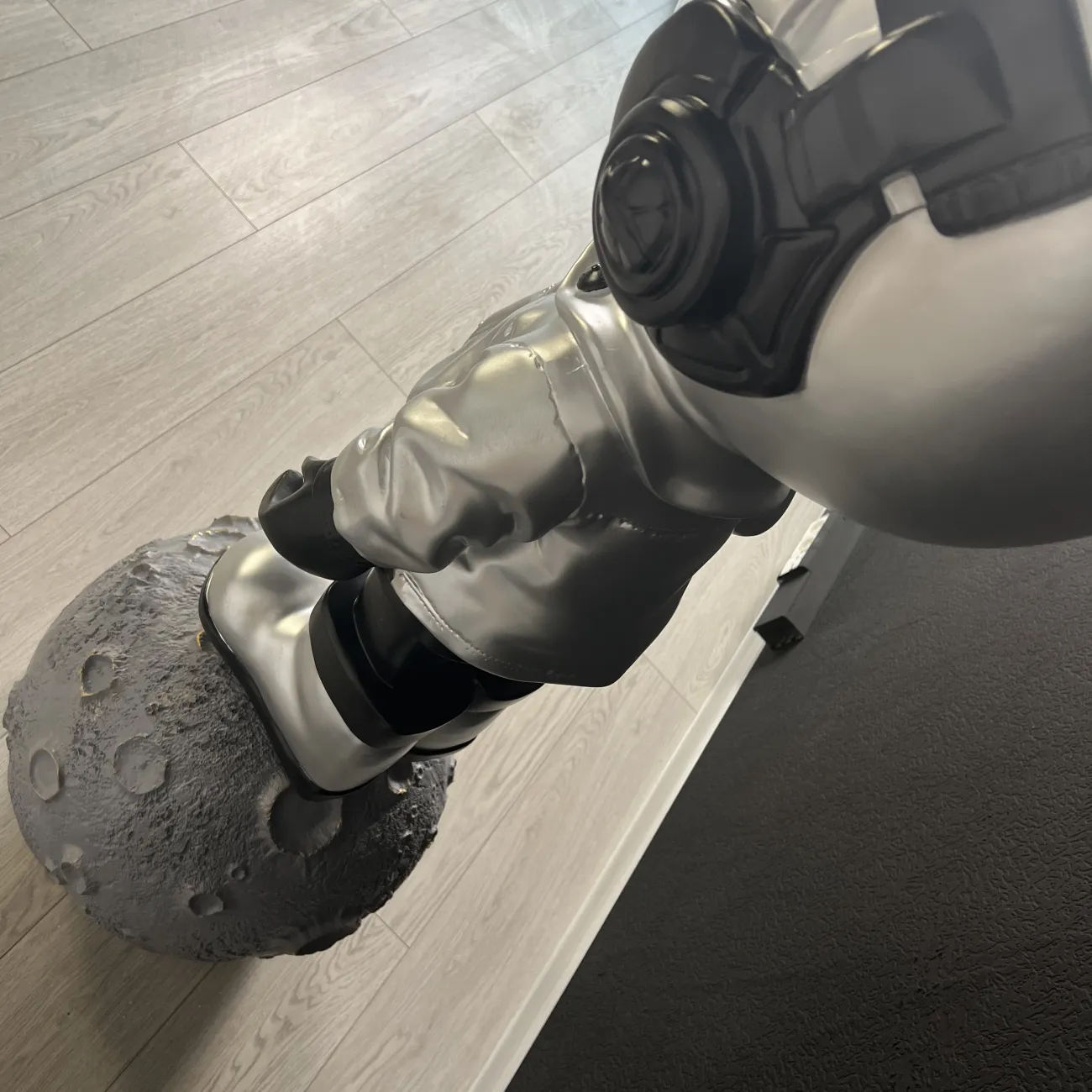 Скульптура астронавт на луне LaLume DK20943-23