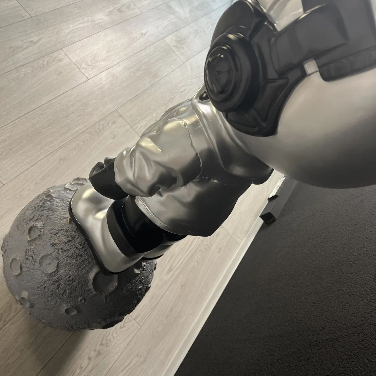 Скульптура астронавт на луне LaLume DK20943-23 Скульптура астронавт на луне LaLume DK20943-23