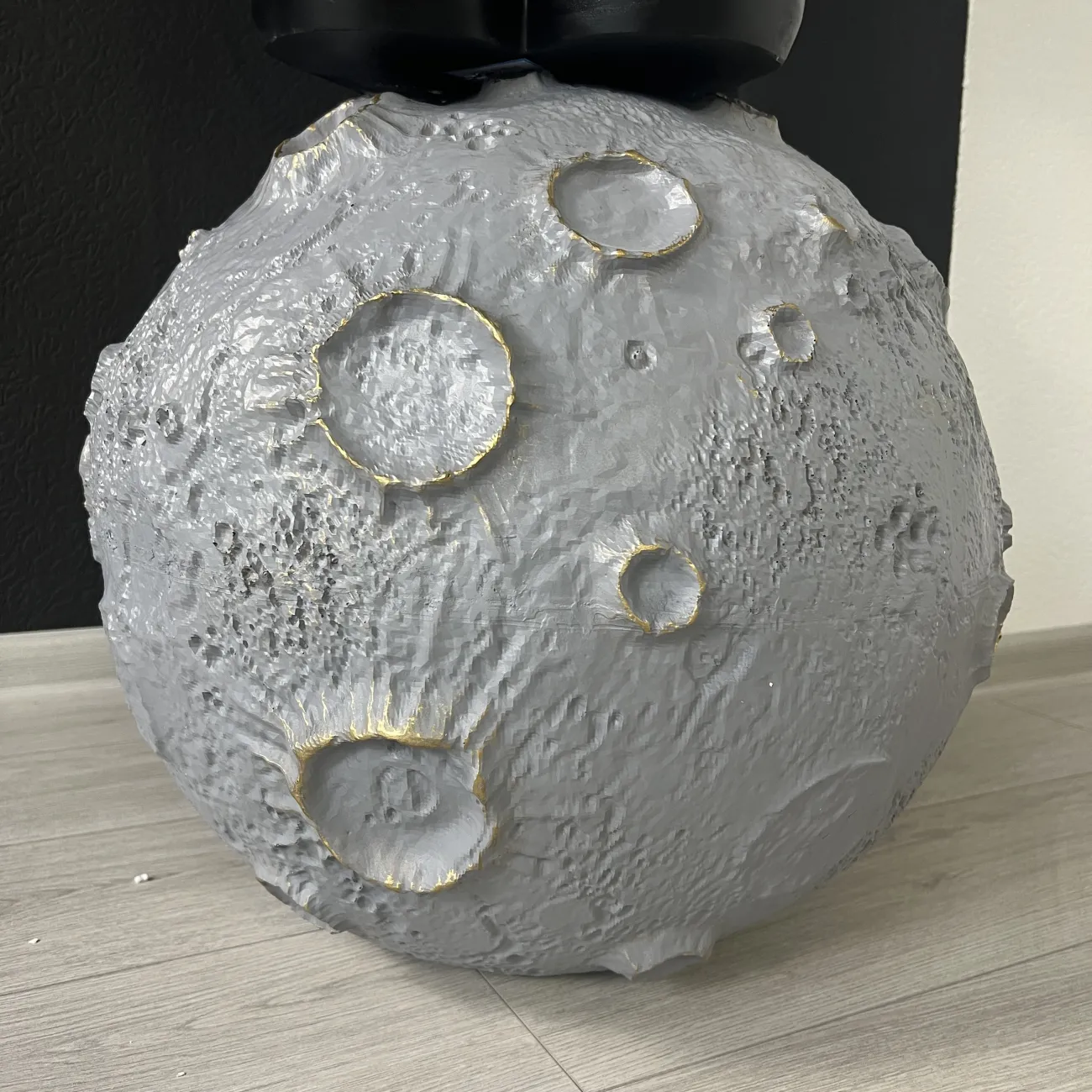 Скульптура астронавт на луне LaLume DK20943-23 Скульптура астронавт на луне LaLume DK20943-23