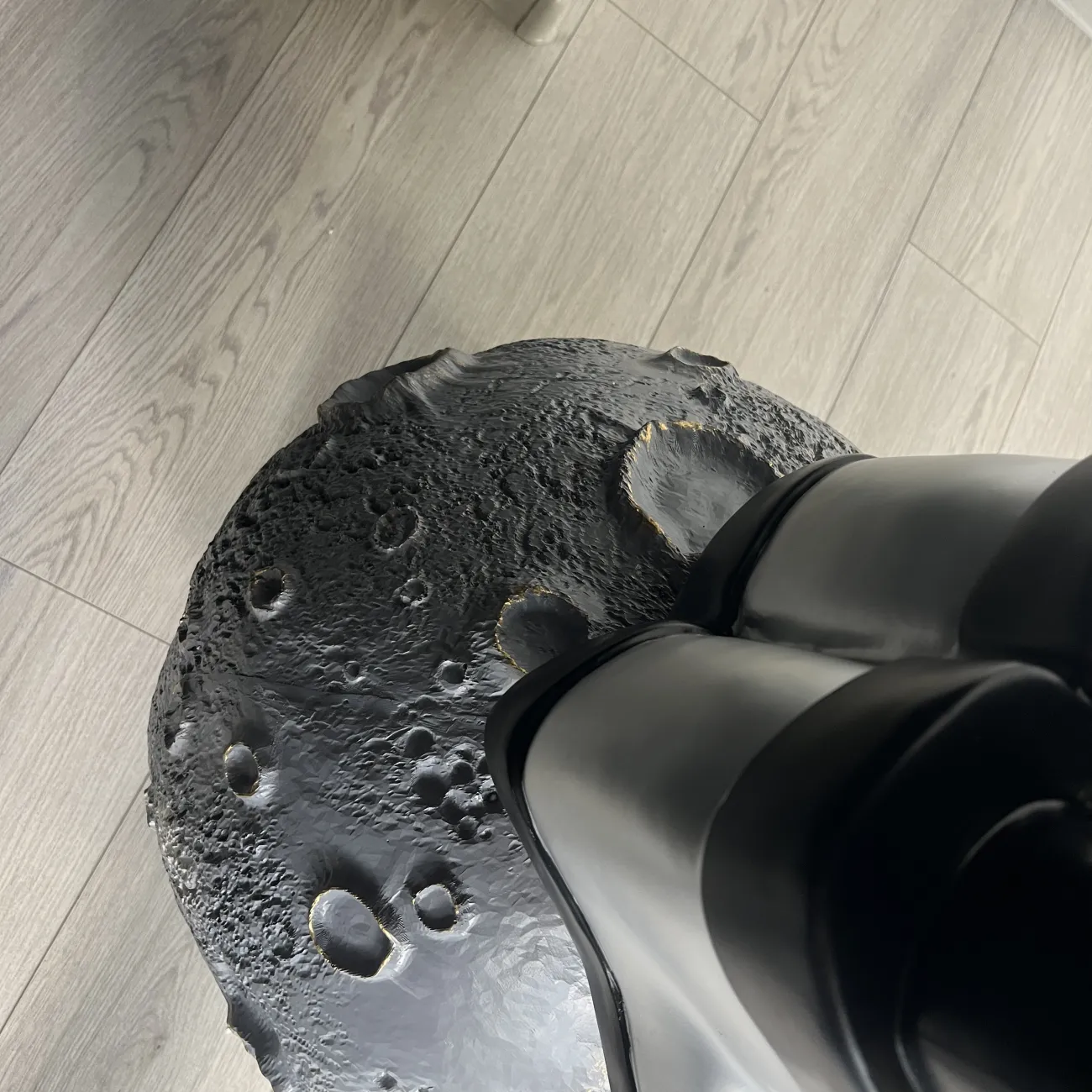 Скульптура астронавт на луне LaLume DK20943-23