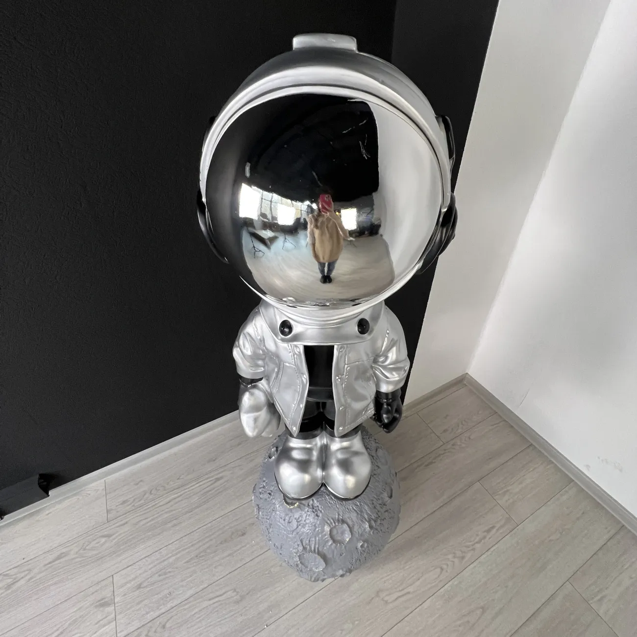 Скульптура астронавт на луне LaLume DK20943-23 Скульптура астронавт на луне LaLume DK20943-23