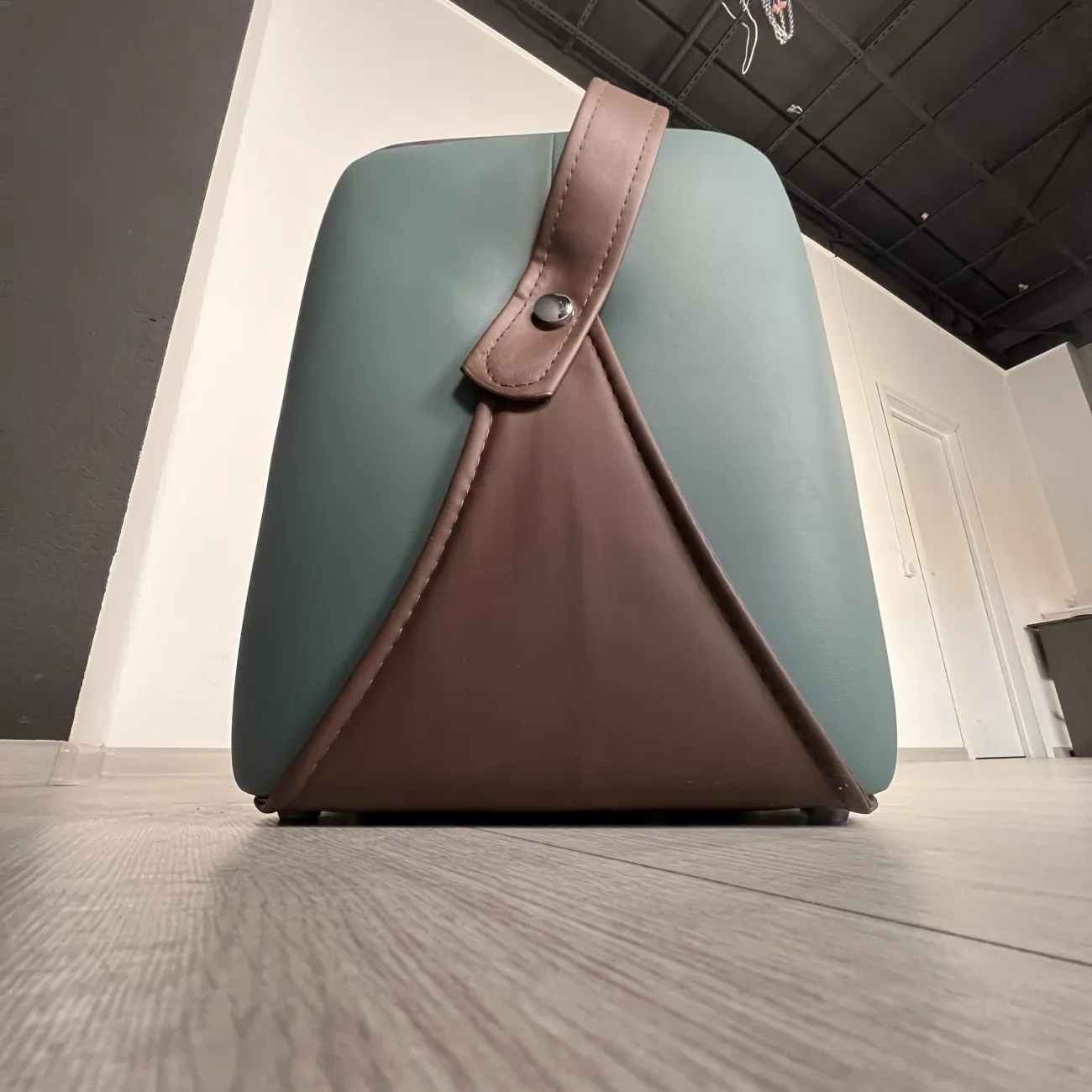 Удобный кожаный переносной стул LaLume MB21046-23 Удобный кожаный переносной стул LaLume MB21046-23