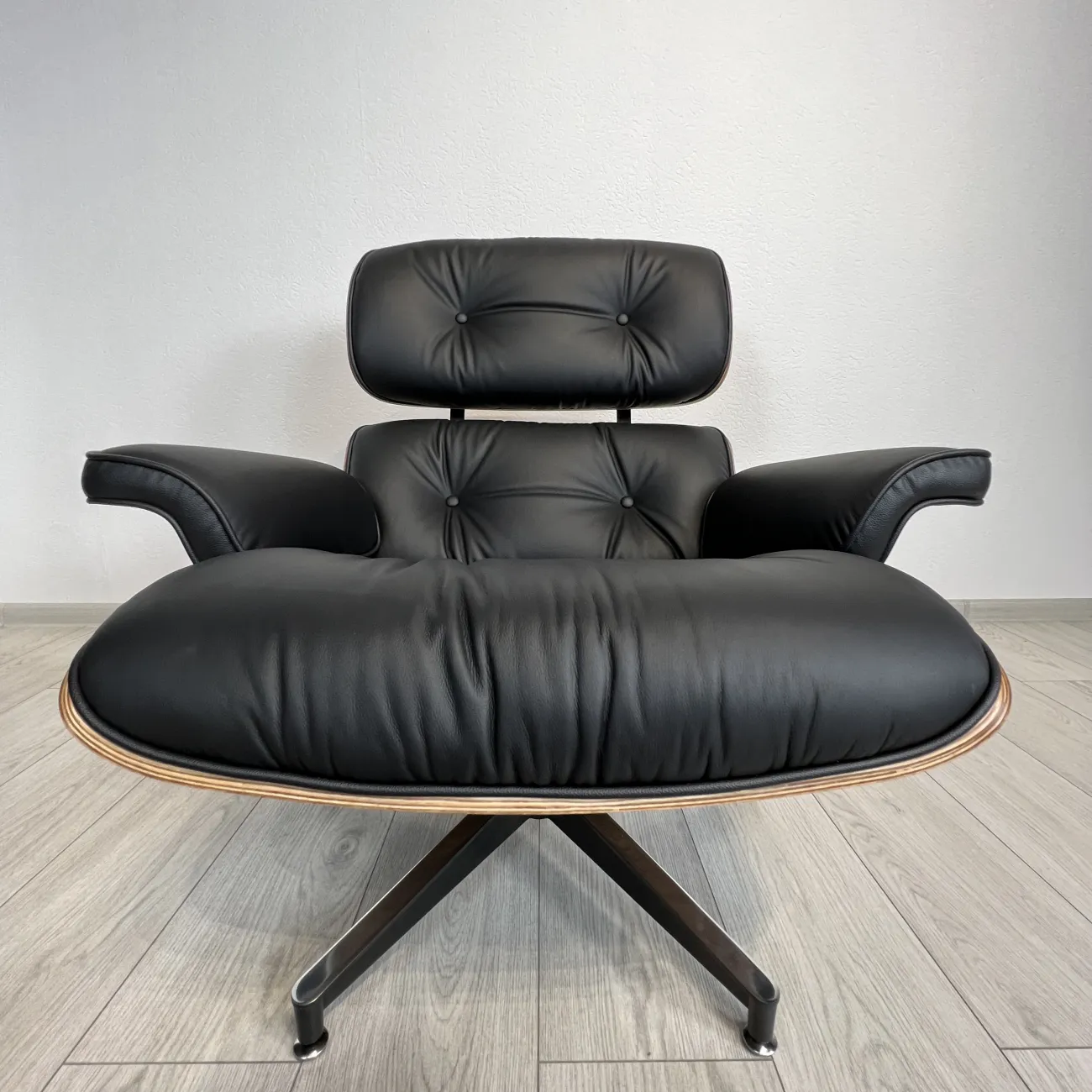 Кресло Eames Lounge Chair & Ottoman designed by Charles and Ray Eames in 1956 от LaLume