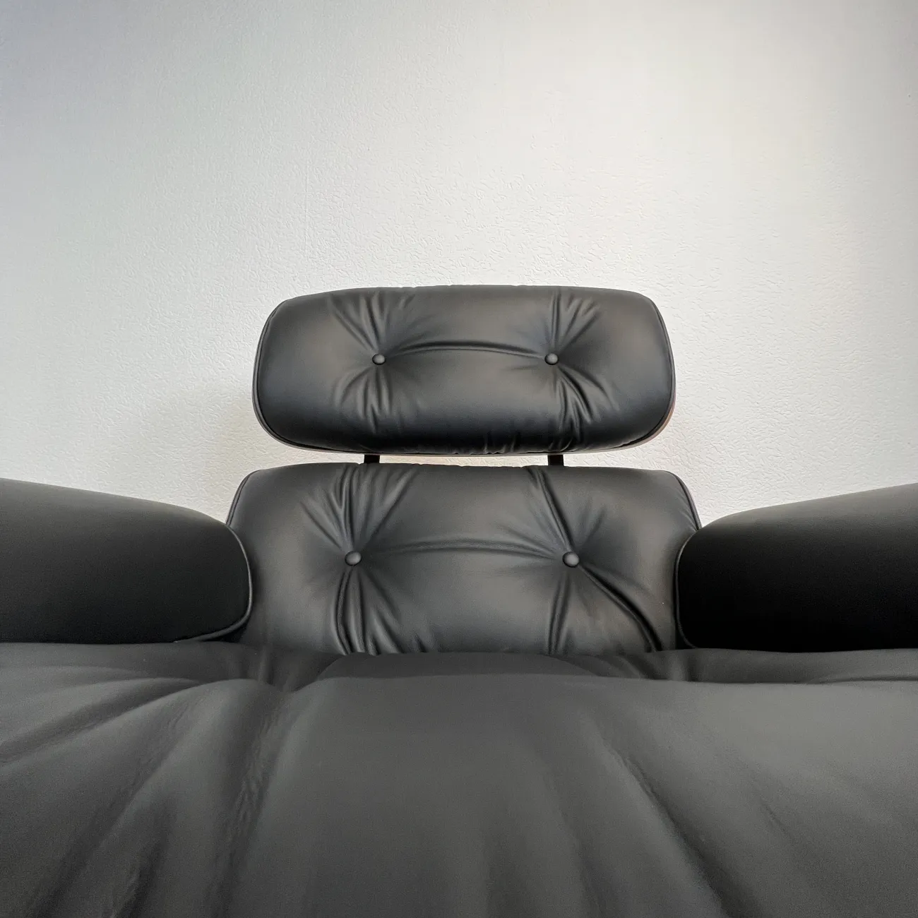 Кресло Eames Lounge Chair & Ottoman designed by Charles and Ray Eames in 1956 от LaLume