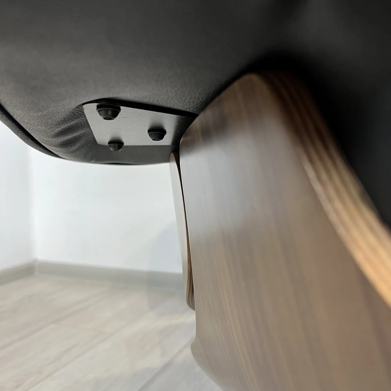 Кресло Eames Lounge Chair & Ottoman designed by Charles and Ray Eames in 1956 от LaLume