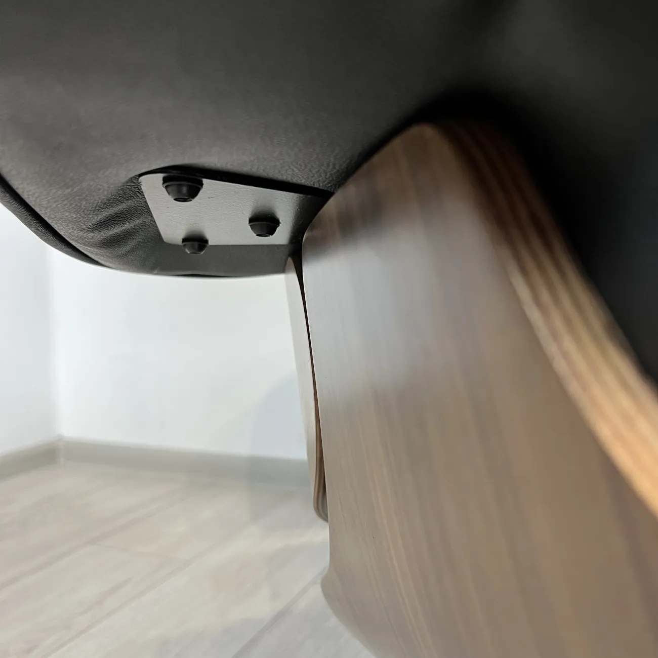 Кресло Eames Lounge Chair & Ottoman designed by Charles and Ray Eames in 1956 от LaLume Кресло Eames Lounge Chair & Ottoman designed by Charles and Ray Eames in 1956 от LaLume