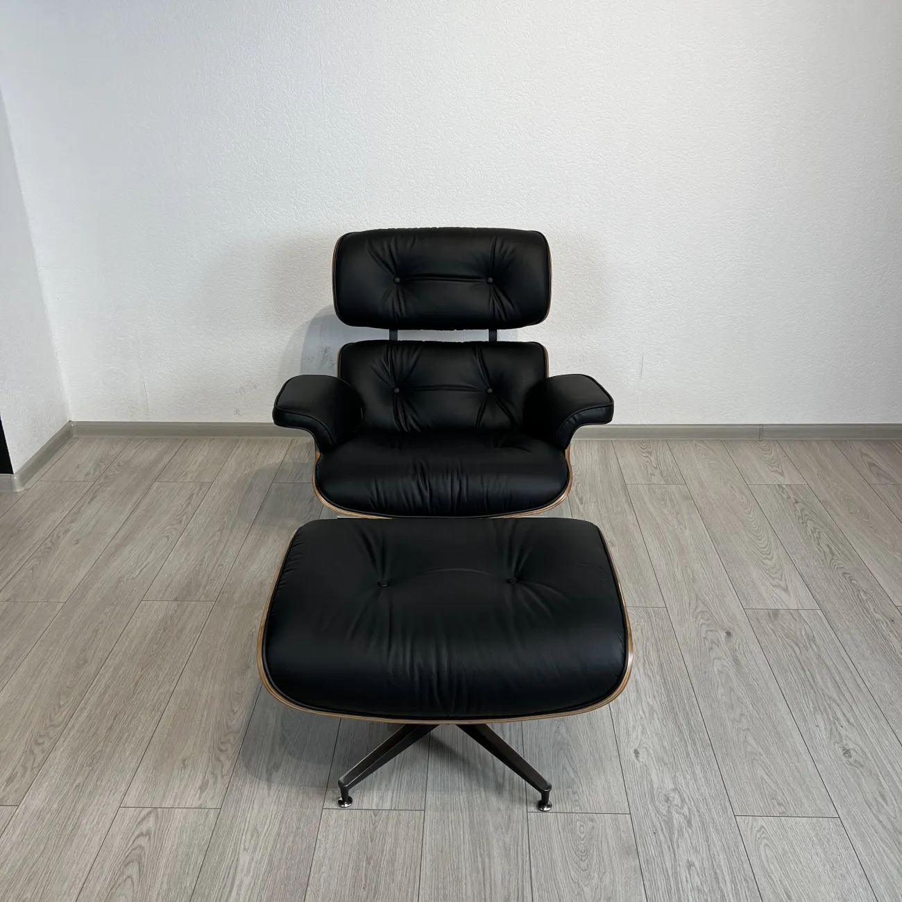 Кресло Eames Lounge Chair & Ottoman designed by Charles and Ray Eames in 1956 от LaLume Кресло Eames Lounge Chair & Ottoman designed by Charles and Ray Eames in 1956 от LaLume