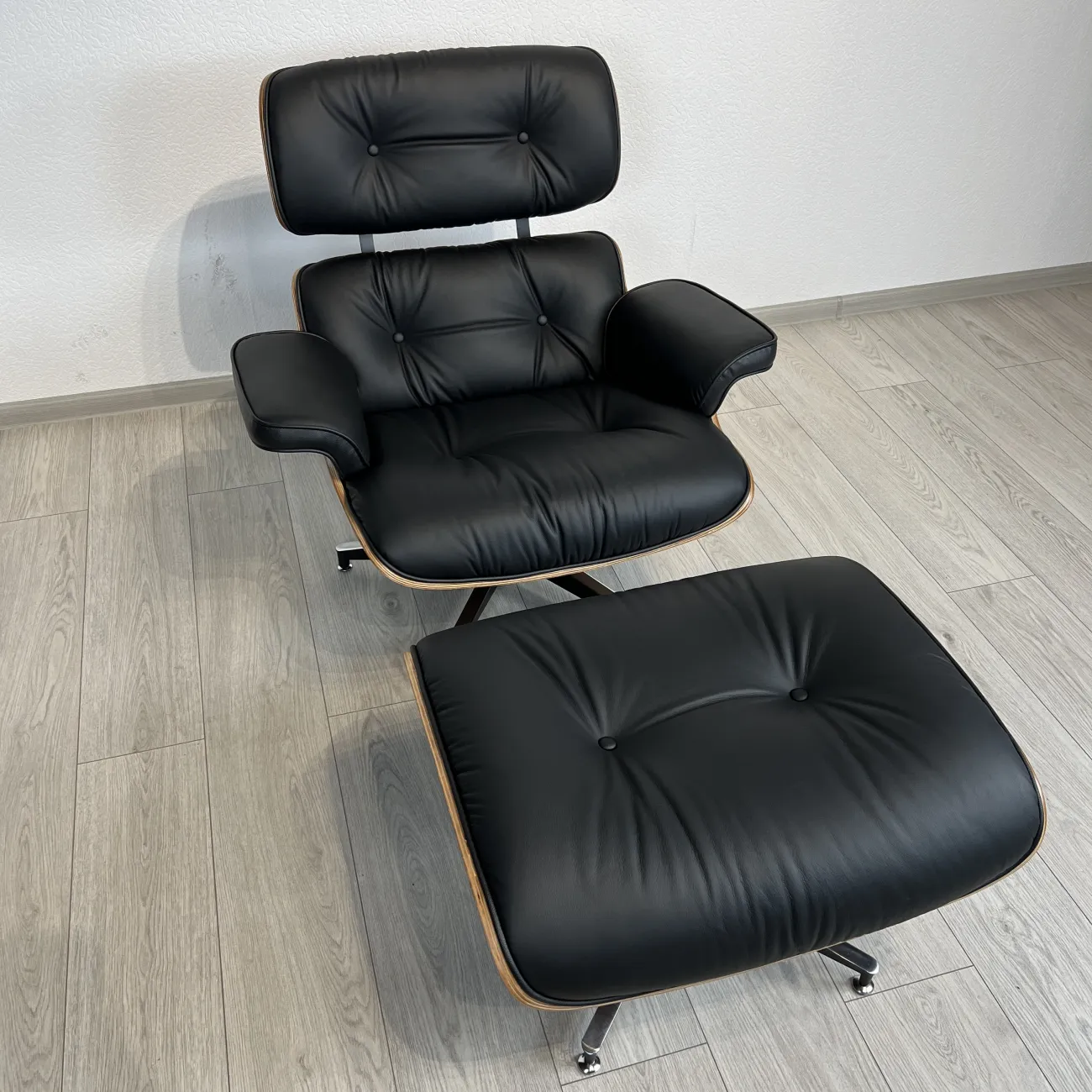 Кресло Eames Lounge Chair & Ottoman designed by Charles and Ray Eames in 1956 от LaLume