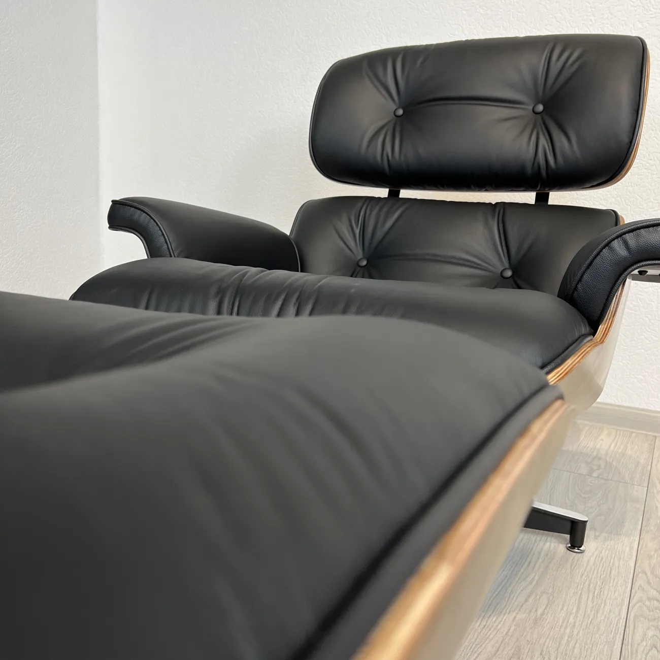 Кресло Eames Lounge Chair & Ottoman designed by Charles and Ray Eames in 1956 от LaLume Кресло Eames Lounge Chair & Ottoman designed by Charles and Ray Eames in 1956 от LaLume