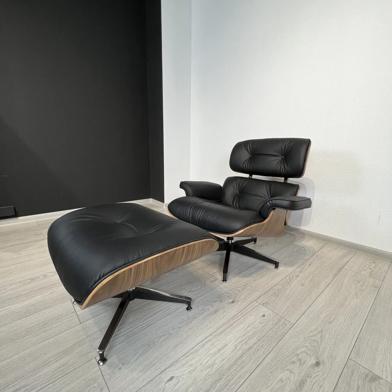 Кресло Eames Lounge Chair & Ottoman designed by Charles and Ray Eames in 1956 от LaLume Кресло Eames Lounge Chair & Ottoman designed by Charles and Ray Eames in 1956 от LaLume