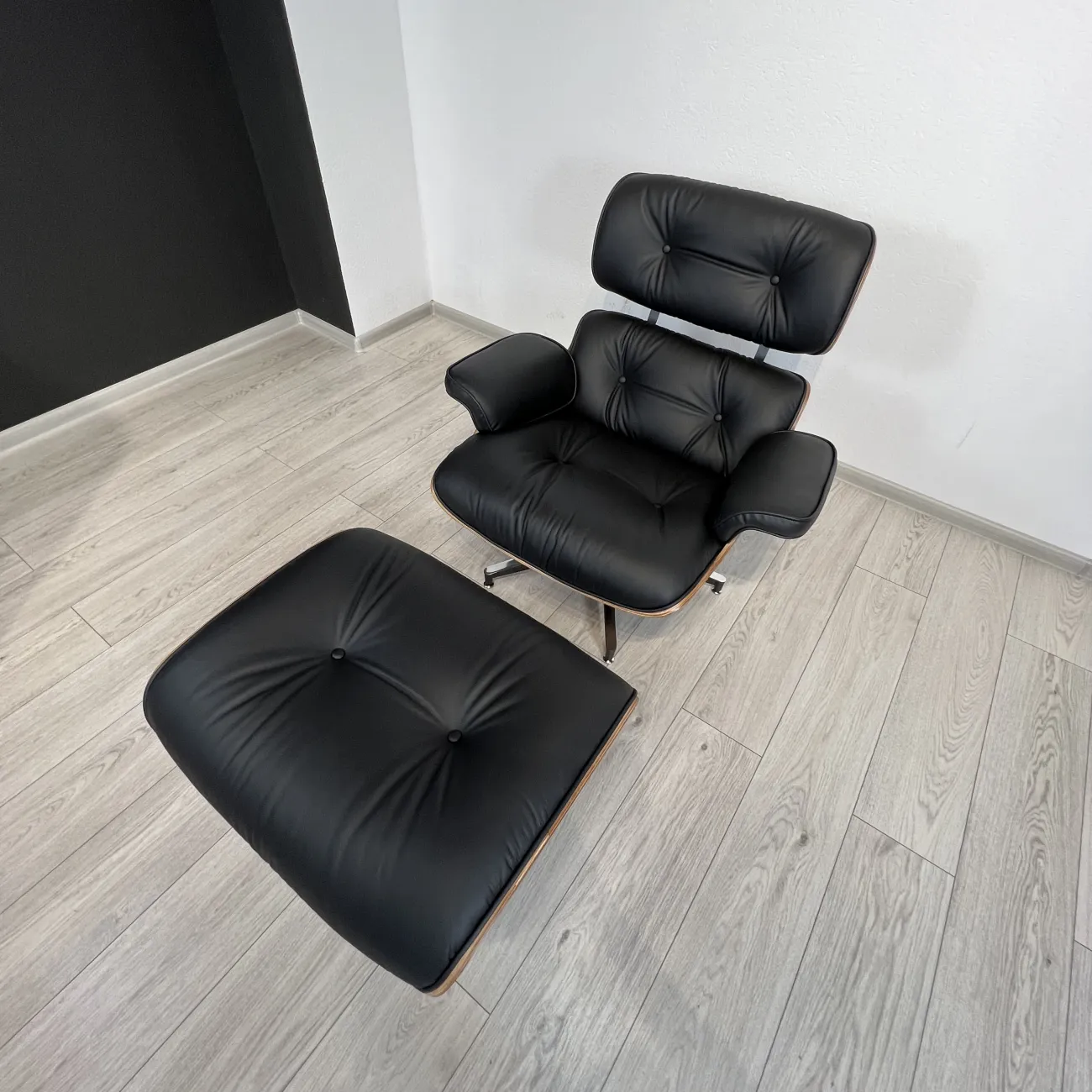 Кресло Eames Lounge Chair & Ottoman designed by Charles and Ray Eames in 1956 от LaLume
