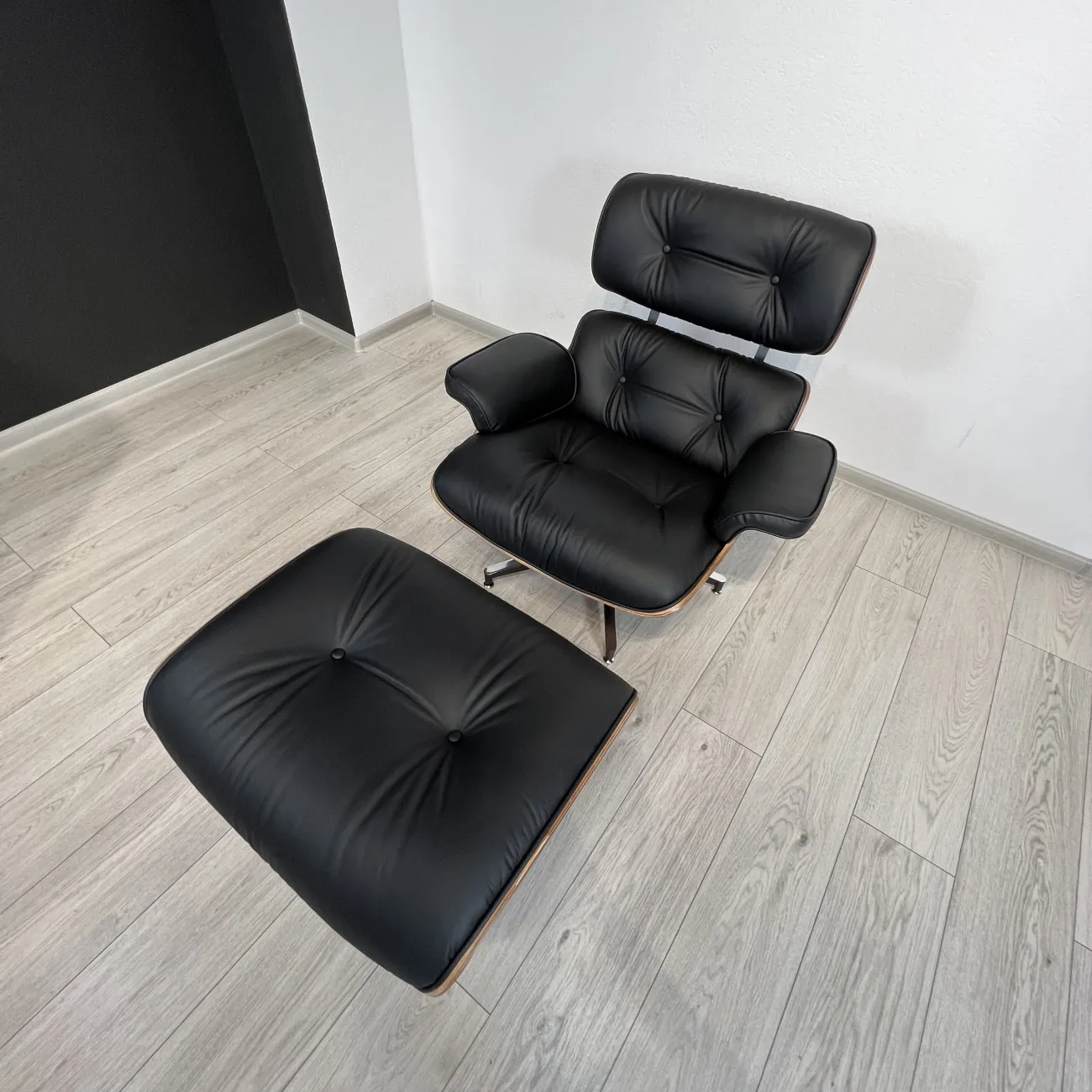 Кресло Eames Lounge Chair & Ottoman designed by Charles and Ray Eames in 1956 от LaLume Кресло Eames Lounge Chair & Ottoman designed by Charles and Ray Eames in 1956 от LaLume