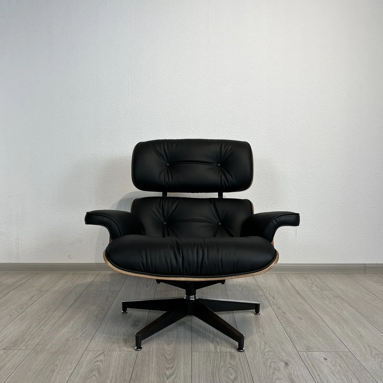 Кресло Eames Lounge Chair & Ottoman designed by Charles and Ray Eames in 1956 от LaLume Кресло Eames Lounge Chair & Ottoman designed by Charles and Ray Eames in 1956 от LaLume