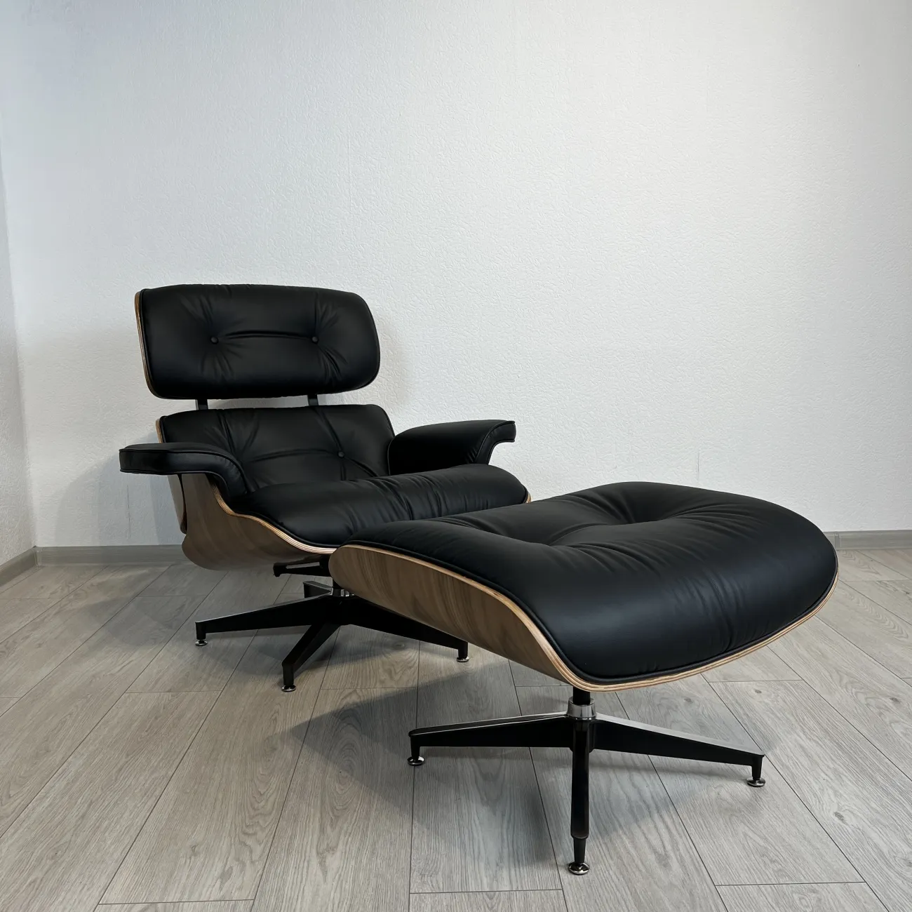 Кресло Eames Lounge Chair & Ottoman designed by Charles and Ray Eames in 1956 от LaLume