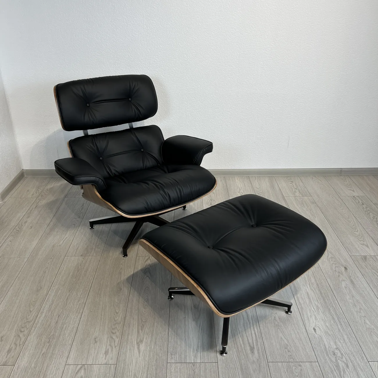 Кресло Eames Lounge Chair & Ottoman designed by Charles and Ray Eames in 1956 от LaLume