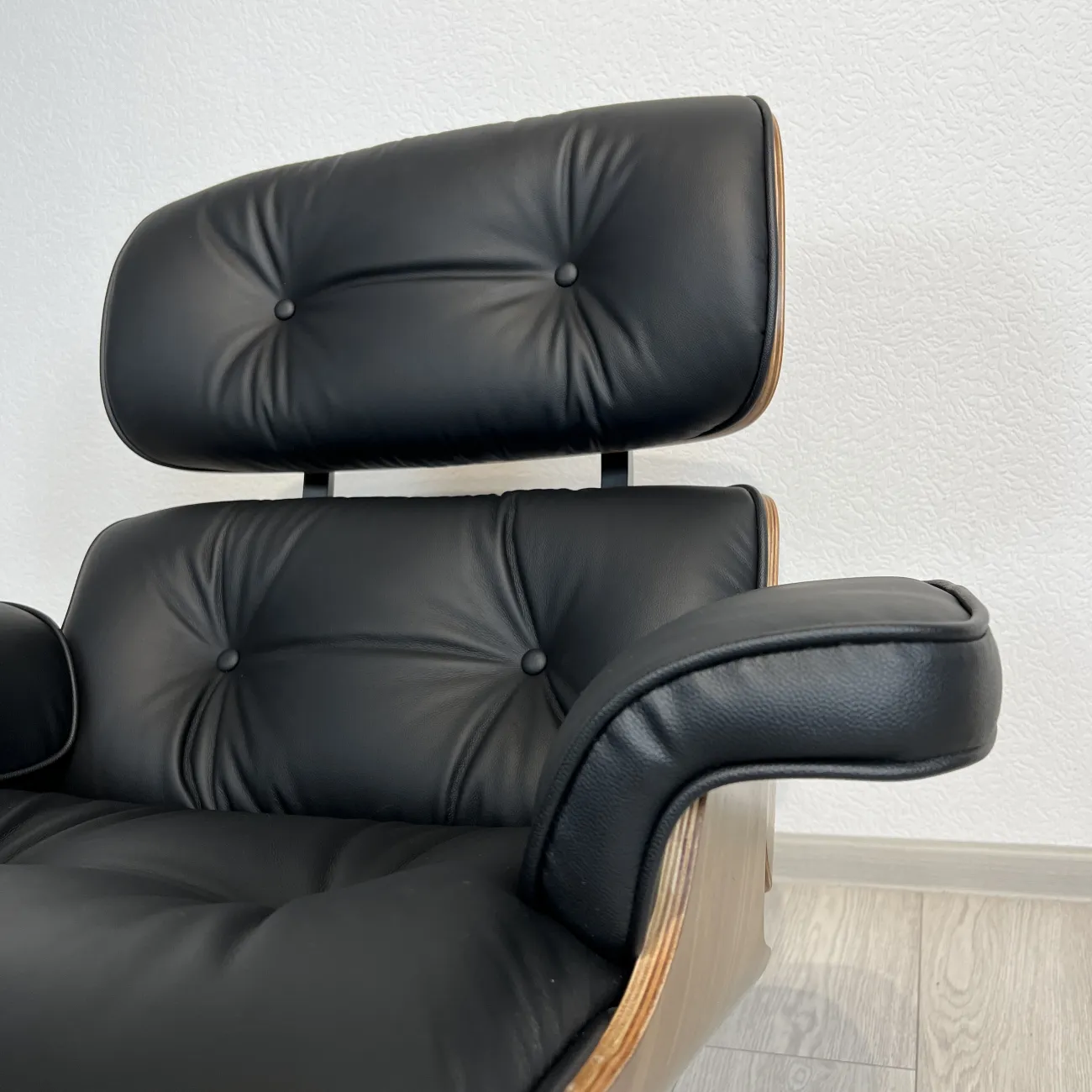 Кресло Eames Lounge Chair & Ottoman designed by Charles and Ray Eames in 1956 от LaLume