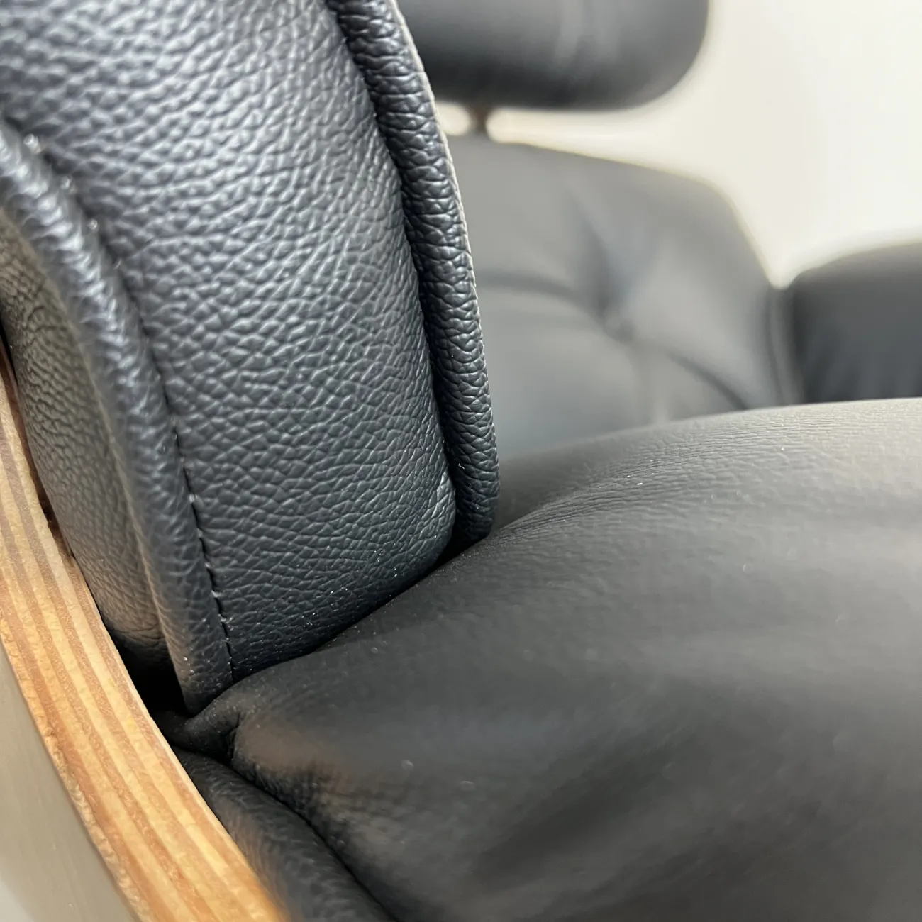Кресло Eames Lounge Chair & Ottoman designed by Charles and Ray Eames in 1956 от LaLume