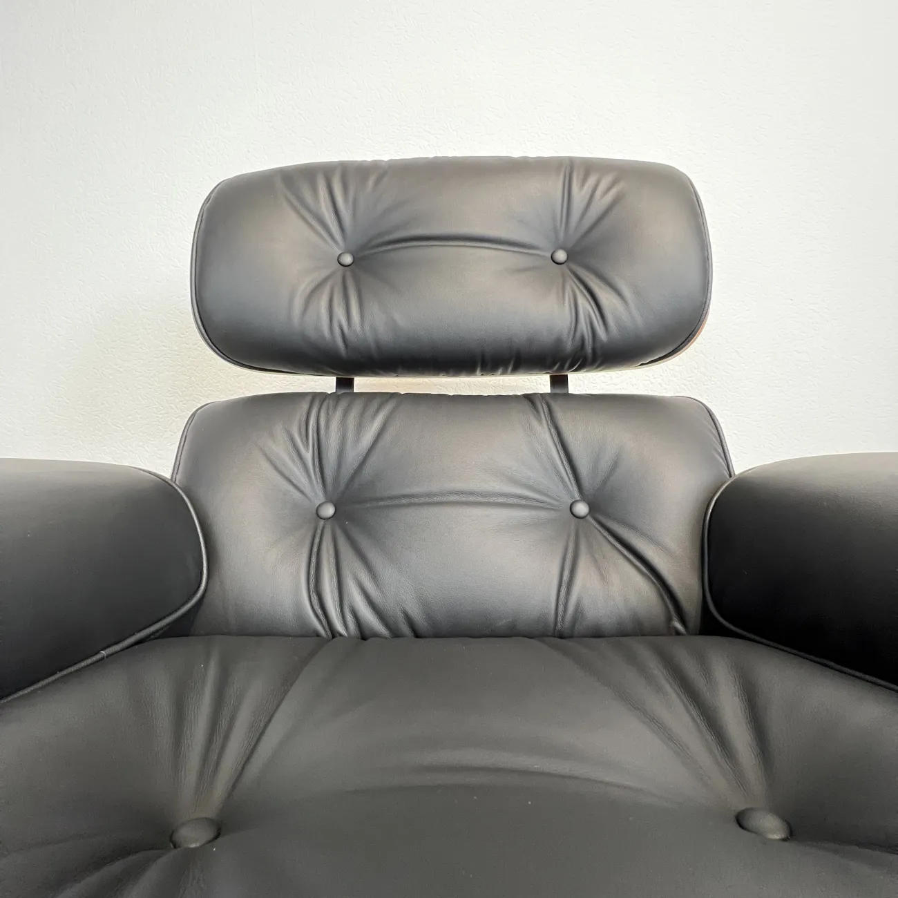 Кресло Eames Lounge Chair & Ottoman designed by Charles and Ray Eames in 1956 от LaLume