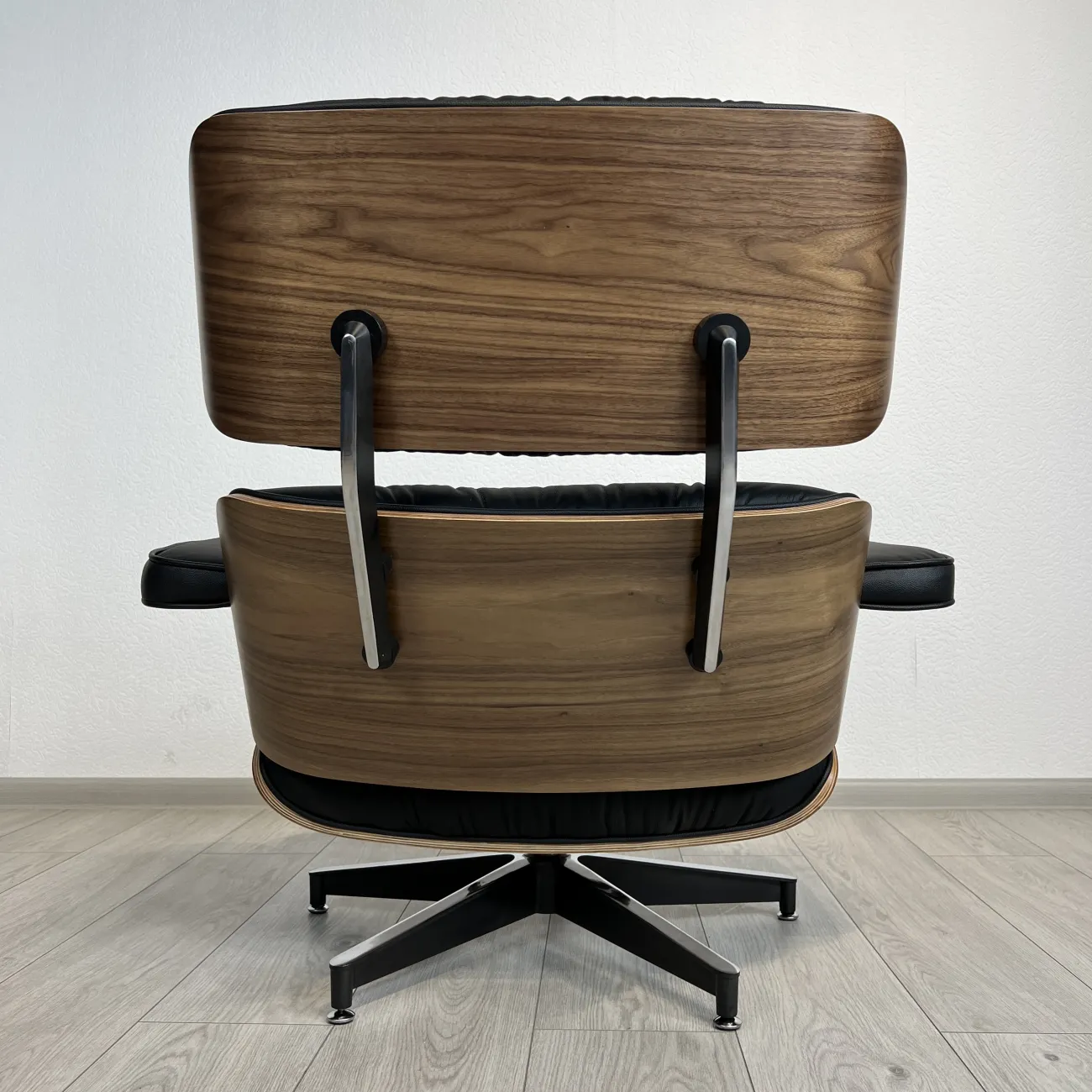 Кресло Eames Lounge Chair & Ottoman designed by Charles and Ray Eames in 1956 от LaLume