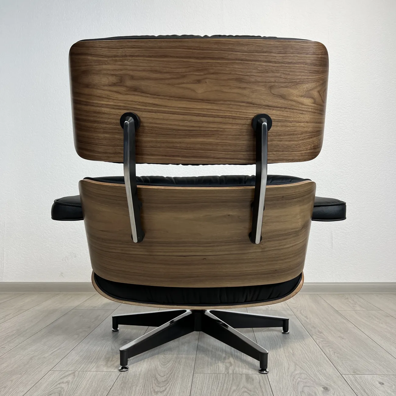 Кресло Eames Lounge Chair & Ottoman designed by Charles and Ray Eames in 1956 от LaLume Кресло Eames Lounge Chair & Ottoman designed by Charles and Ray Eames in 1956 от LaLume