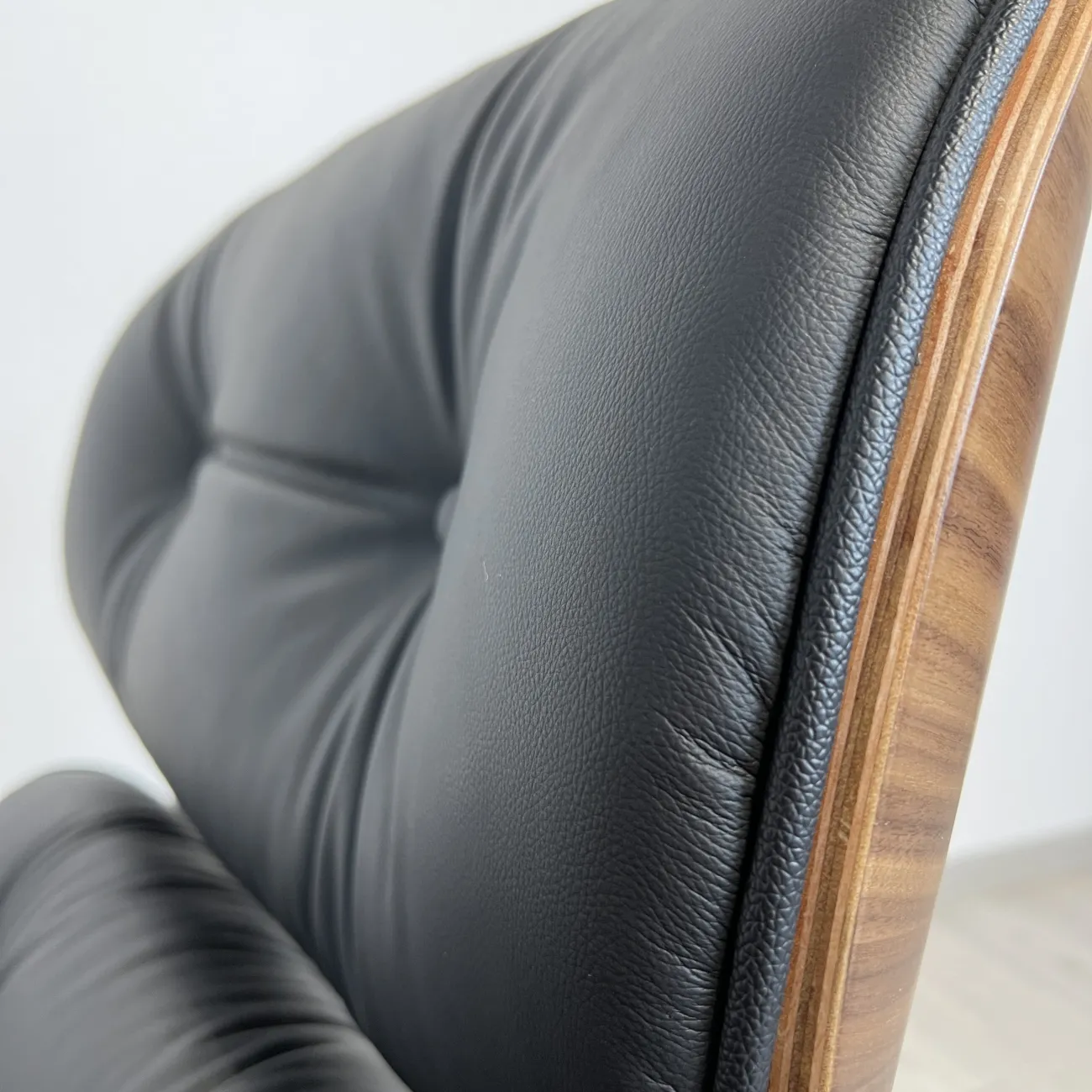 Кресло Eames Lounge Chair & Ottoman designed by Charles and Ray Eames in 1956 от LaLume Кресло Eames Lounge Chair & Ottoman designed by Charles and Ray Eames in 1956 от LaLume