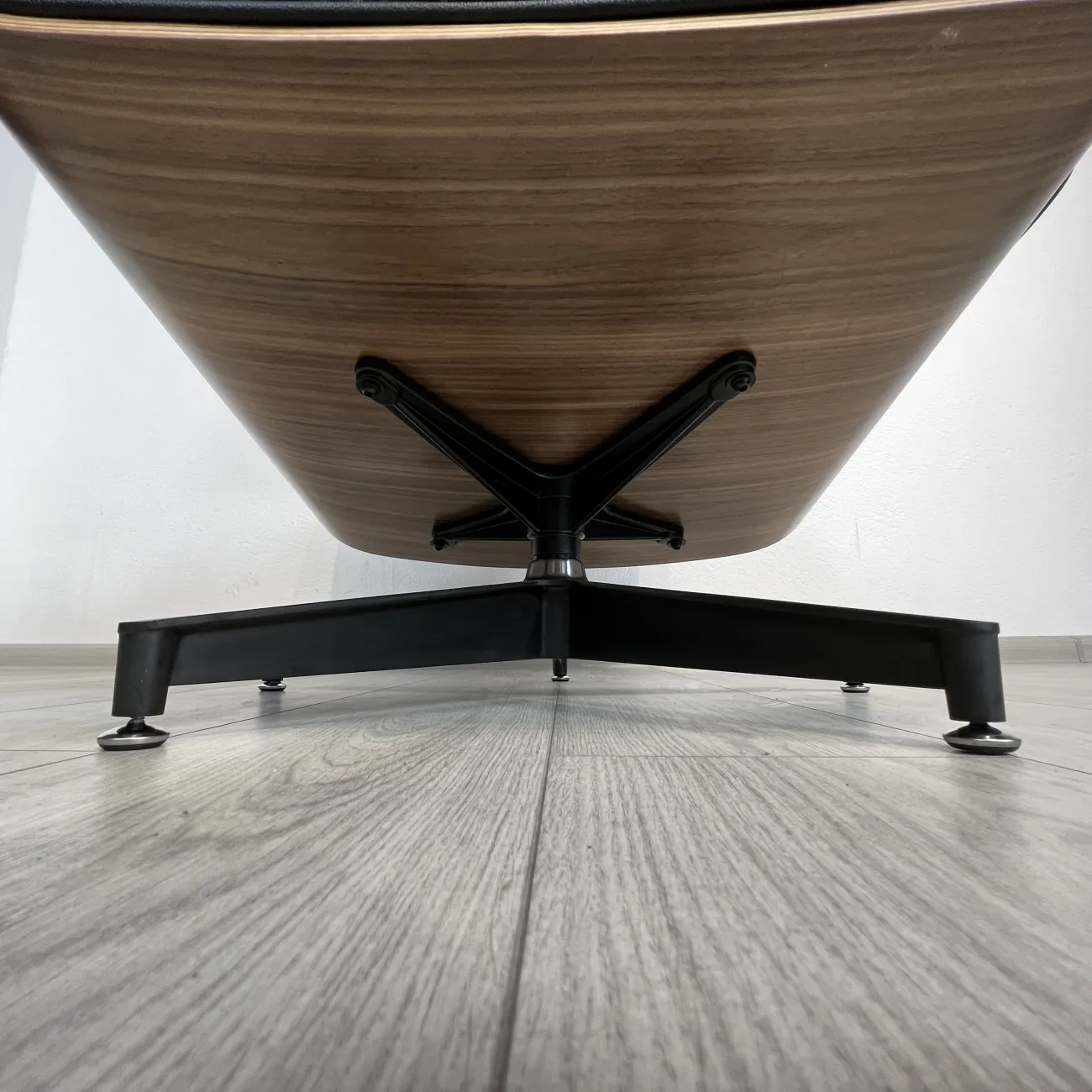 Кресло Eames Lounge Chair & Ottoman designed by Charles and Ray Eames in 1956 от LaLume Кресло Eames Lounge Chair & Ottoman designed by Charles and Ray Eames in 1956 от LaLume