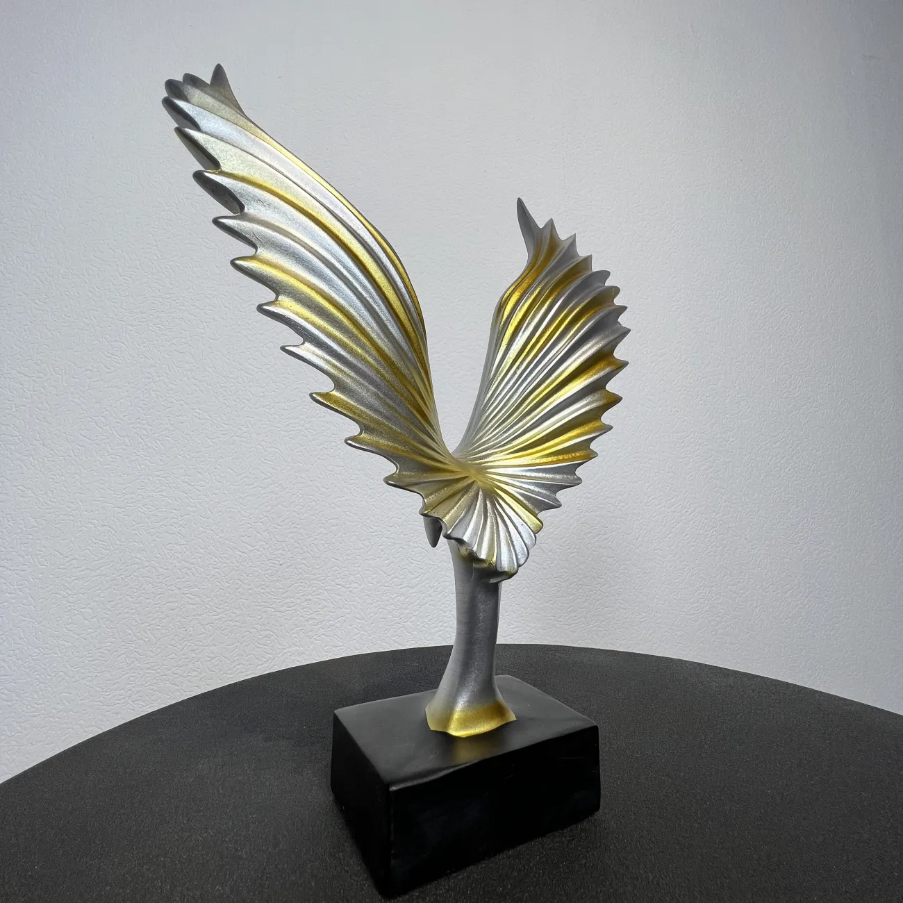 Дизайнерская статуэтка расправленные крылья в скандинавском стиле
