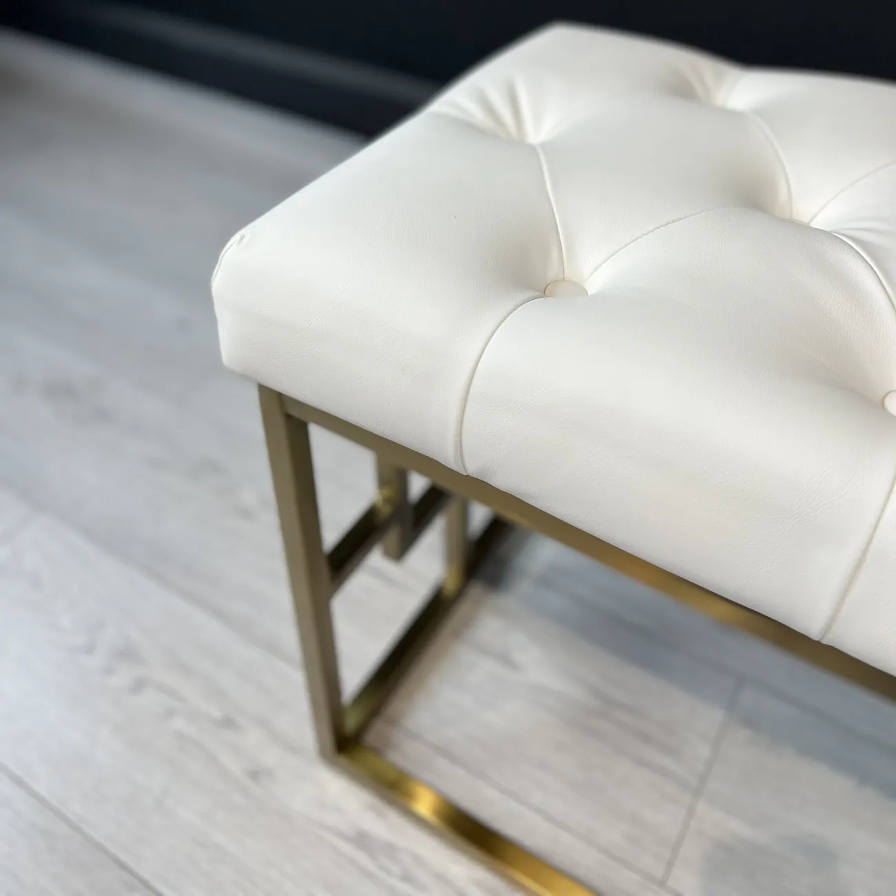 Банкетка молочная из эко-кожи B36811 от LaLume