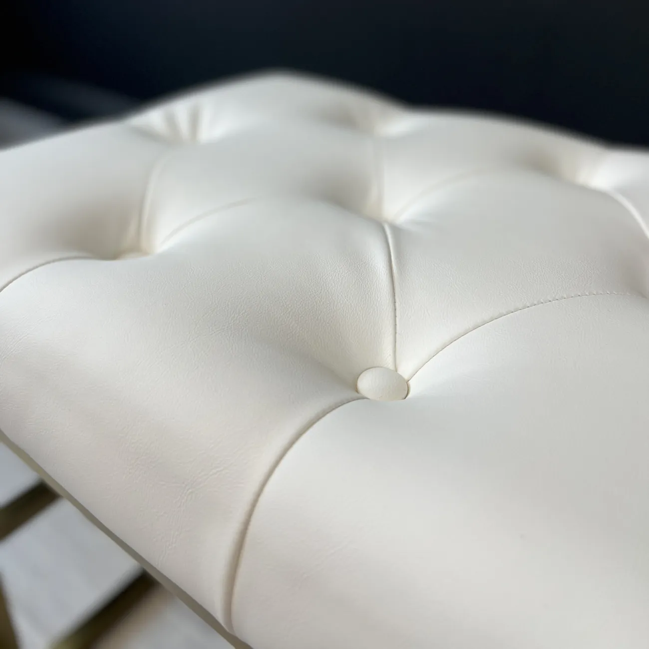 Банкетка молочная из эко-кожи B36811 от LaLume