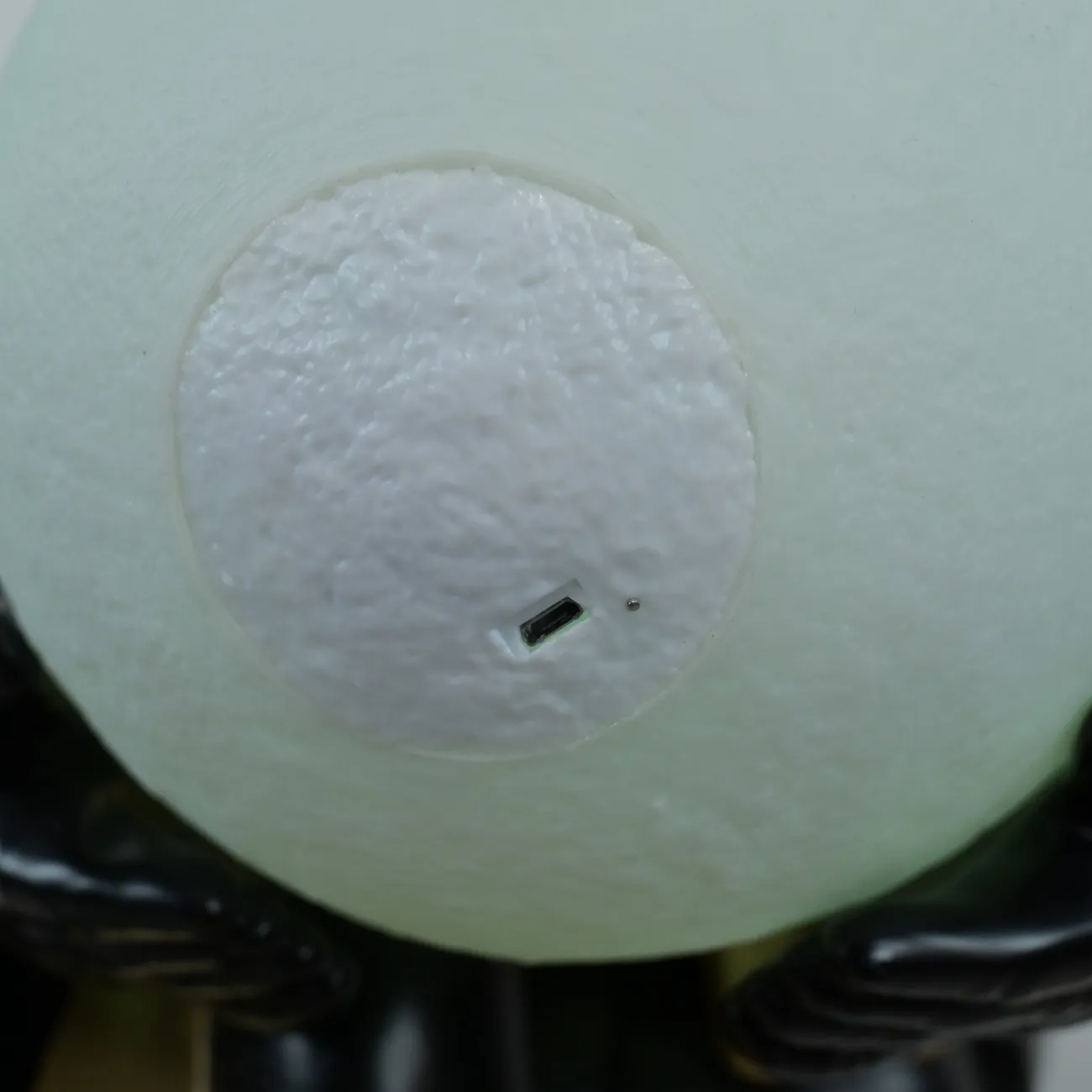 Скульптура астронавт с луной в руках  LaLume DK36807-23