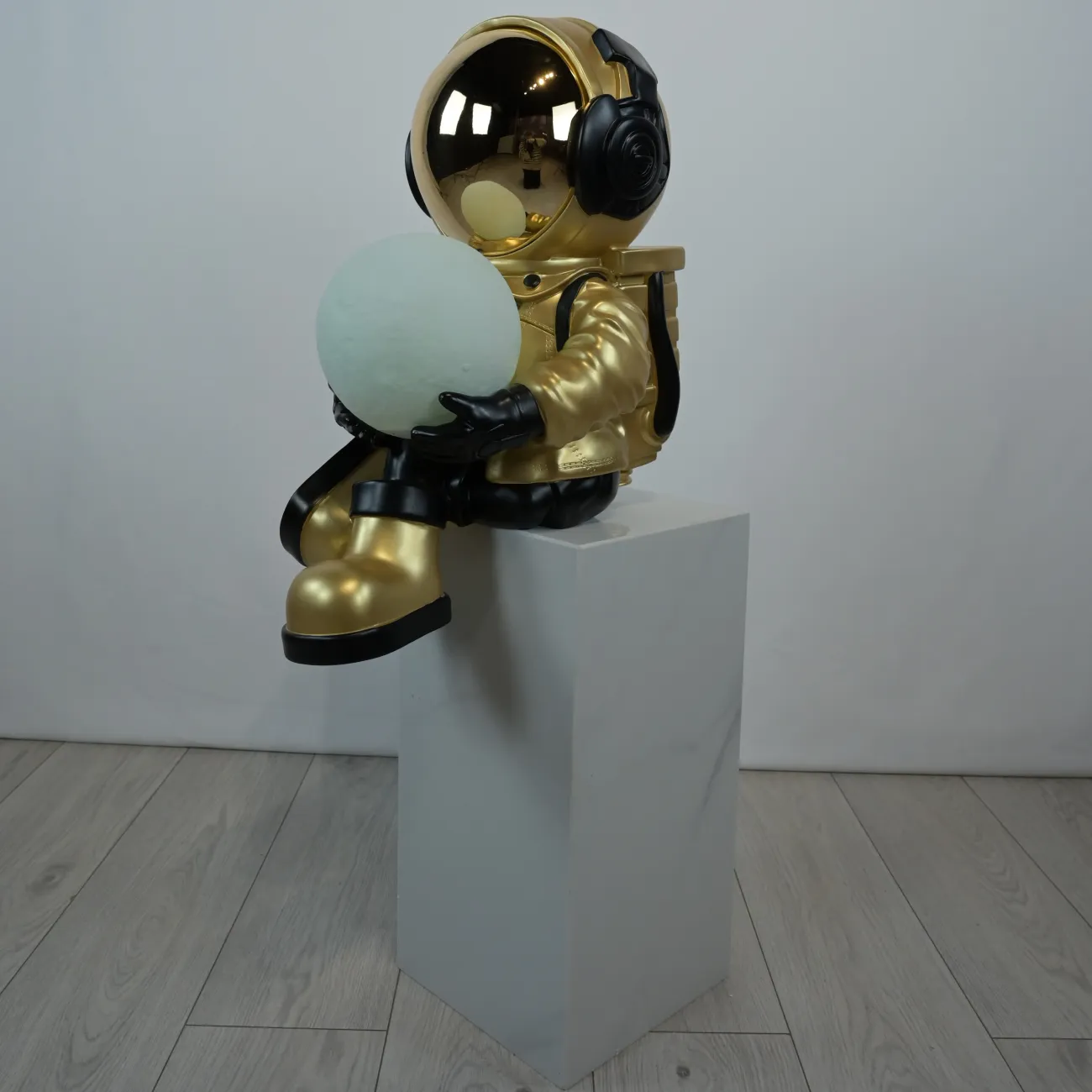 Скульптура астронавт с луной в руках  LaLume DK36807-23