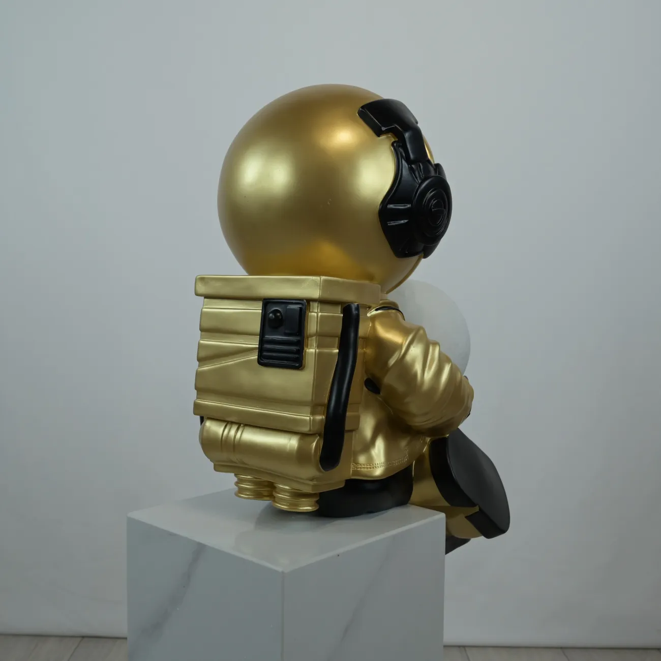 Скульптура астронавт с луной в руках  LaLume DK36807-23