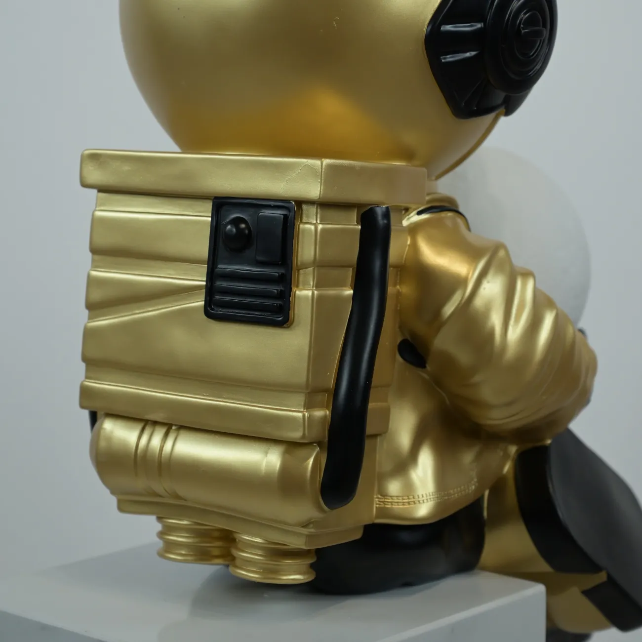 Скульптура астронавт с луной в руках  LaLume DK36807-23