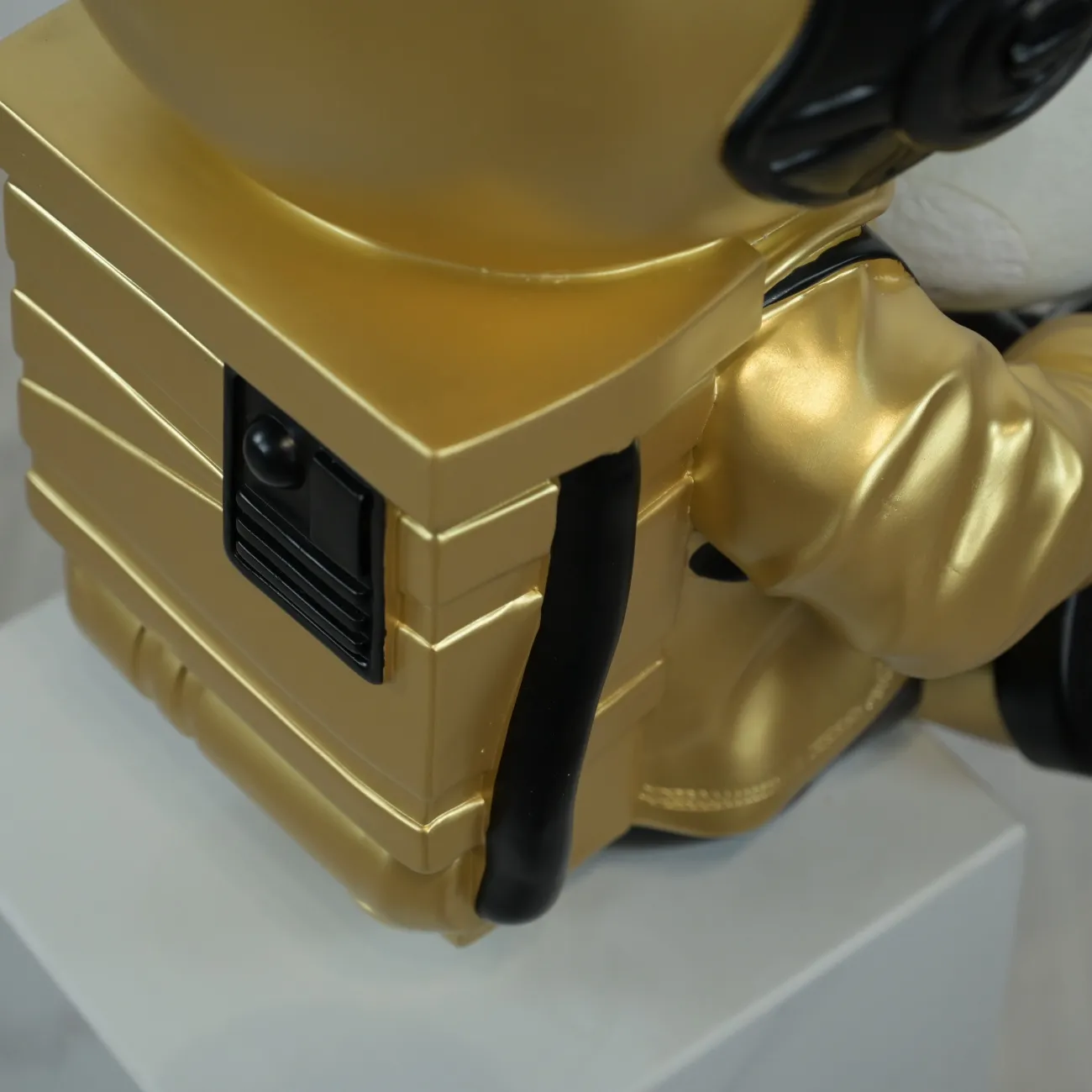 Скульптура астронавт с луной в руках  LaLume DK36807-23