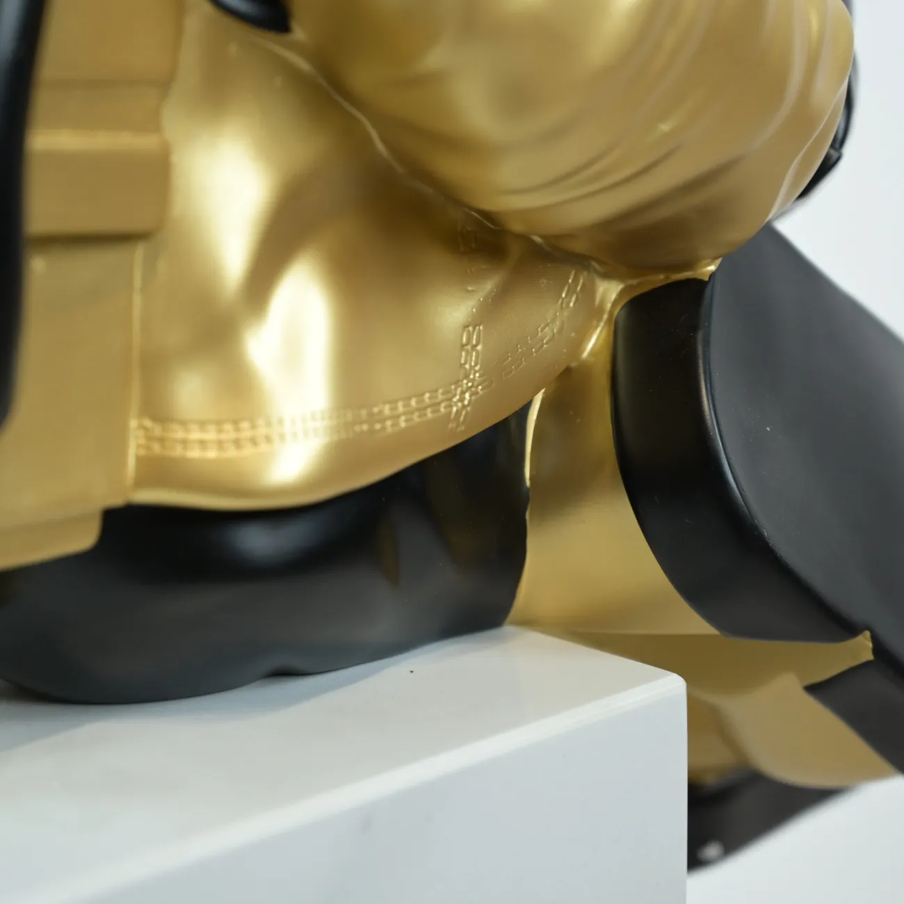 Скульптура астронавт с луной в руках  LaLume DK36807-23