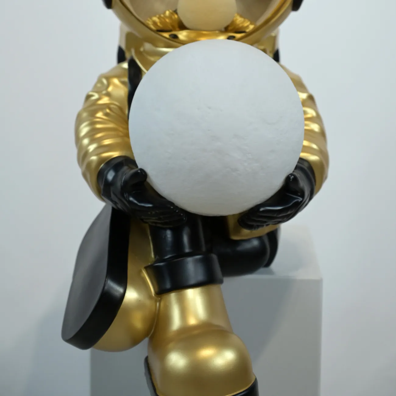 Скульптура астронавт с луной в руках  LaLume DK36807-23