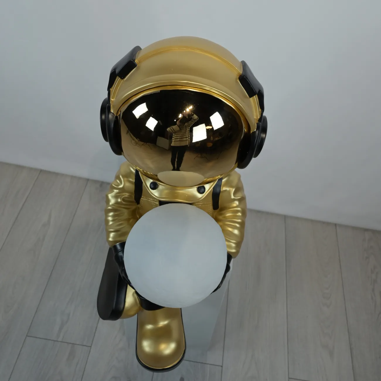 Скульптура астронавт с луной в руках  LaLume DK36807-23