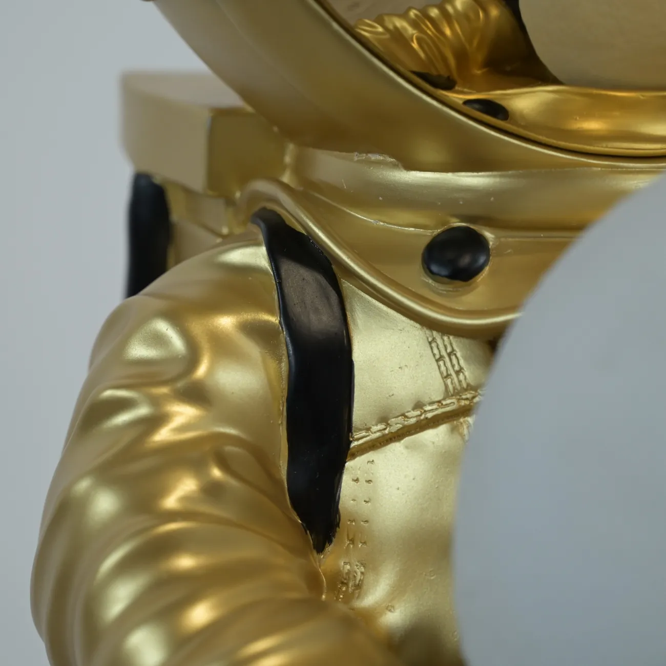 Скульптура астронавт с луной в руках  LaLume DK36807-23