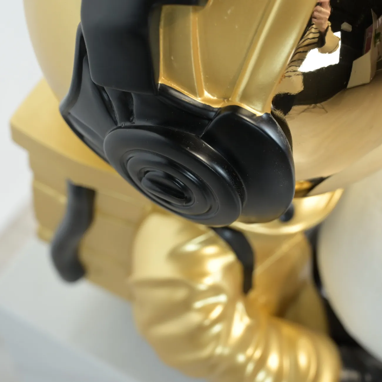 Скульптура астронавт с луной в руках  LaLume DK36807-23