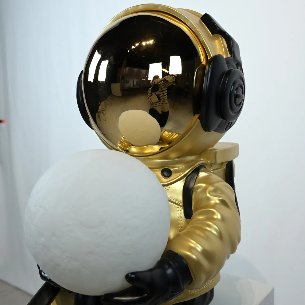 Скульптура астронавт с луной в руках  LaLume DK36807-23