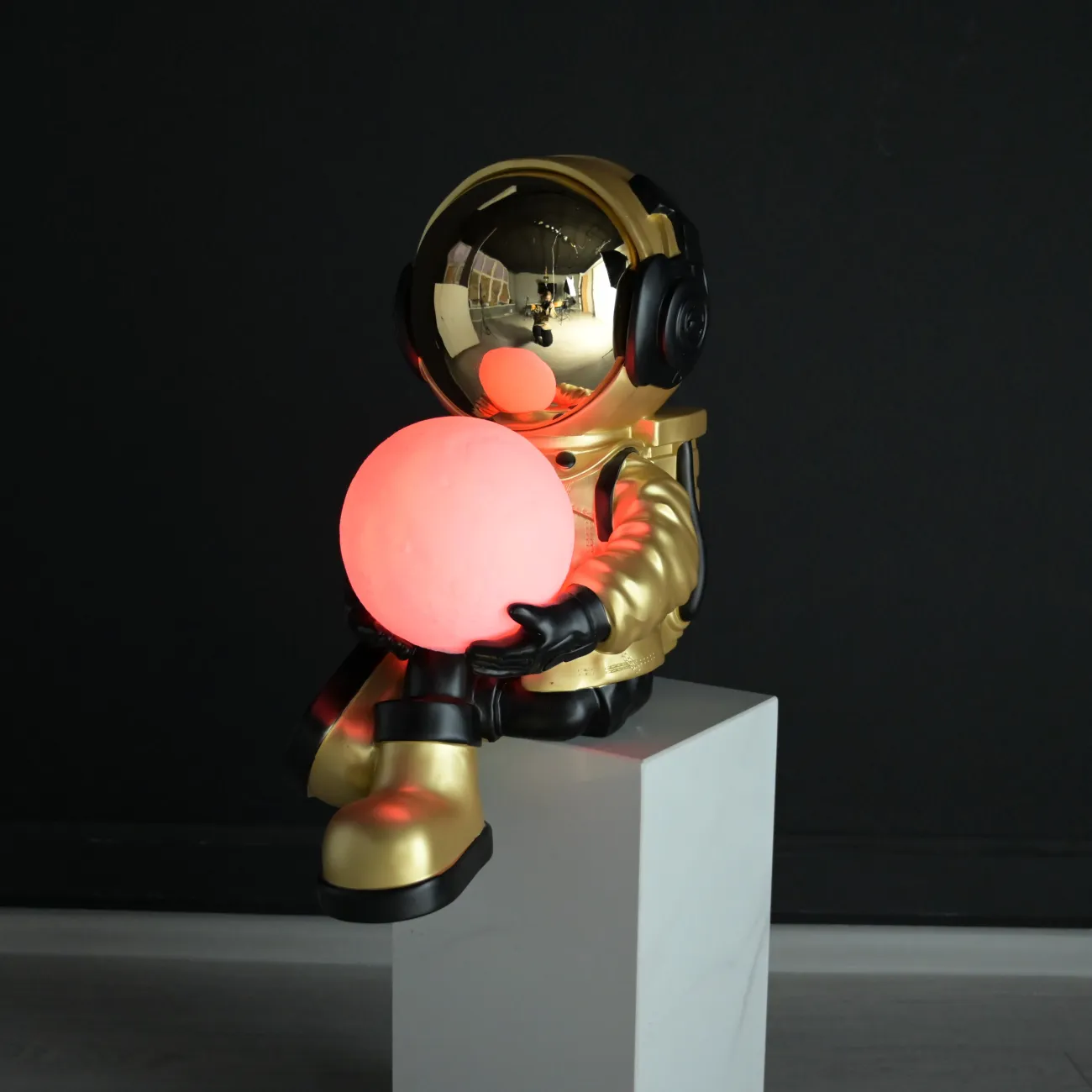 Скульптура астронавт с луной в руках  LaLume DK36807-23