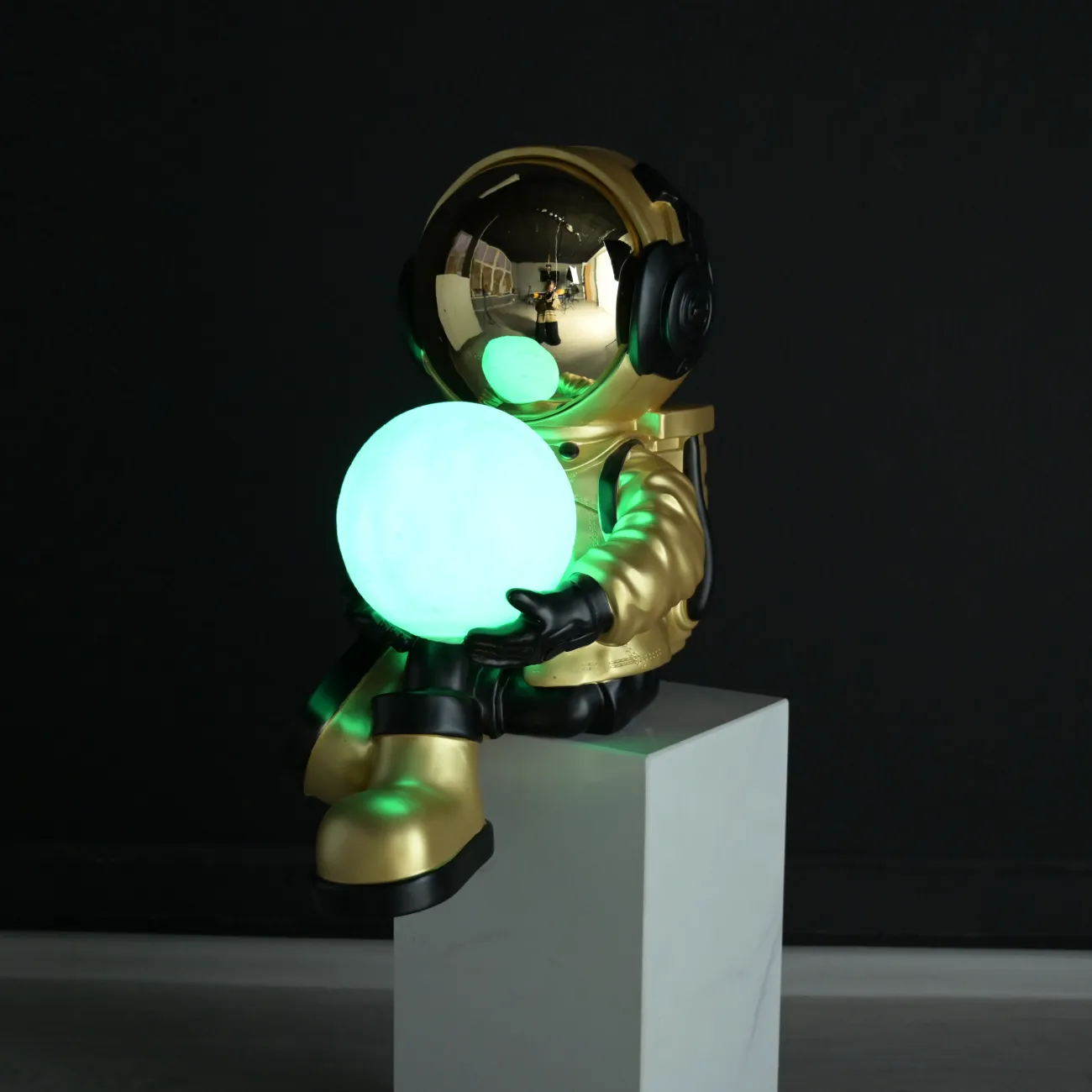 Скульптура астронавт с луной в руках  LaLume DK36807-23