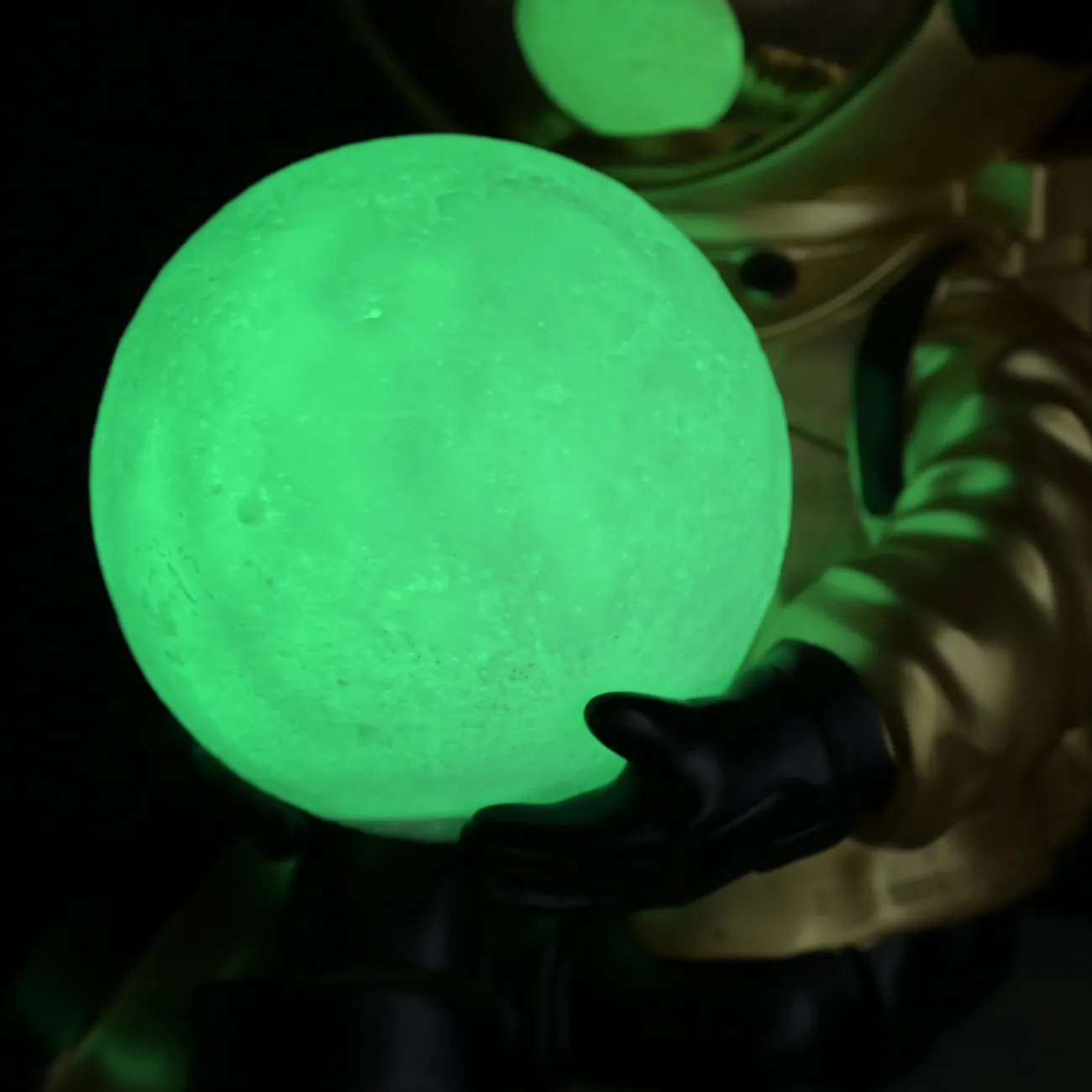 Скульптура астронавт с луной в руках  LaLume DK36807-23