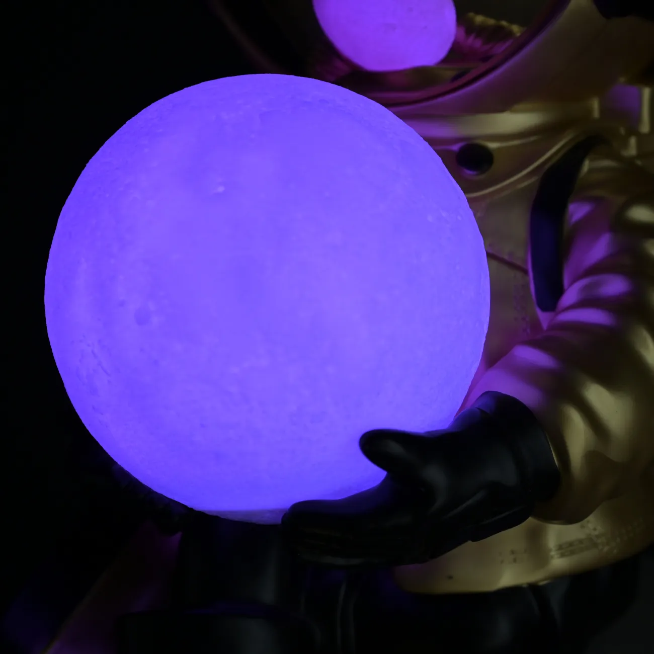 Скульптура астронавт с луной в руках  LaLume DK36807-23