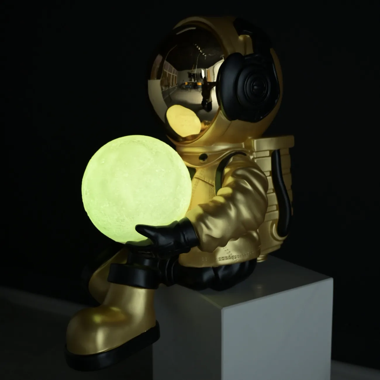 Скульптура астронавт с луной в руках  LaLume DK36807-23