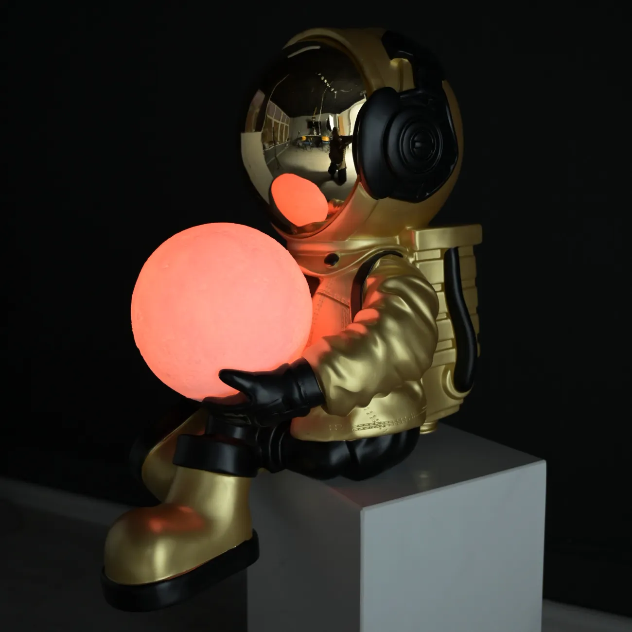 Скульптура астронавт с луной в руках  LaLume DK36807-23